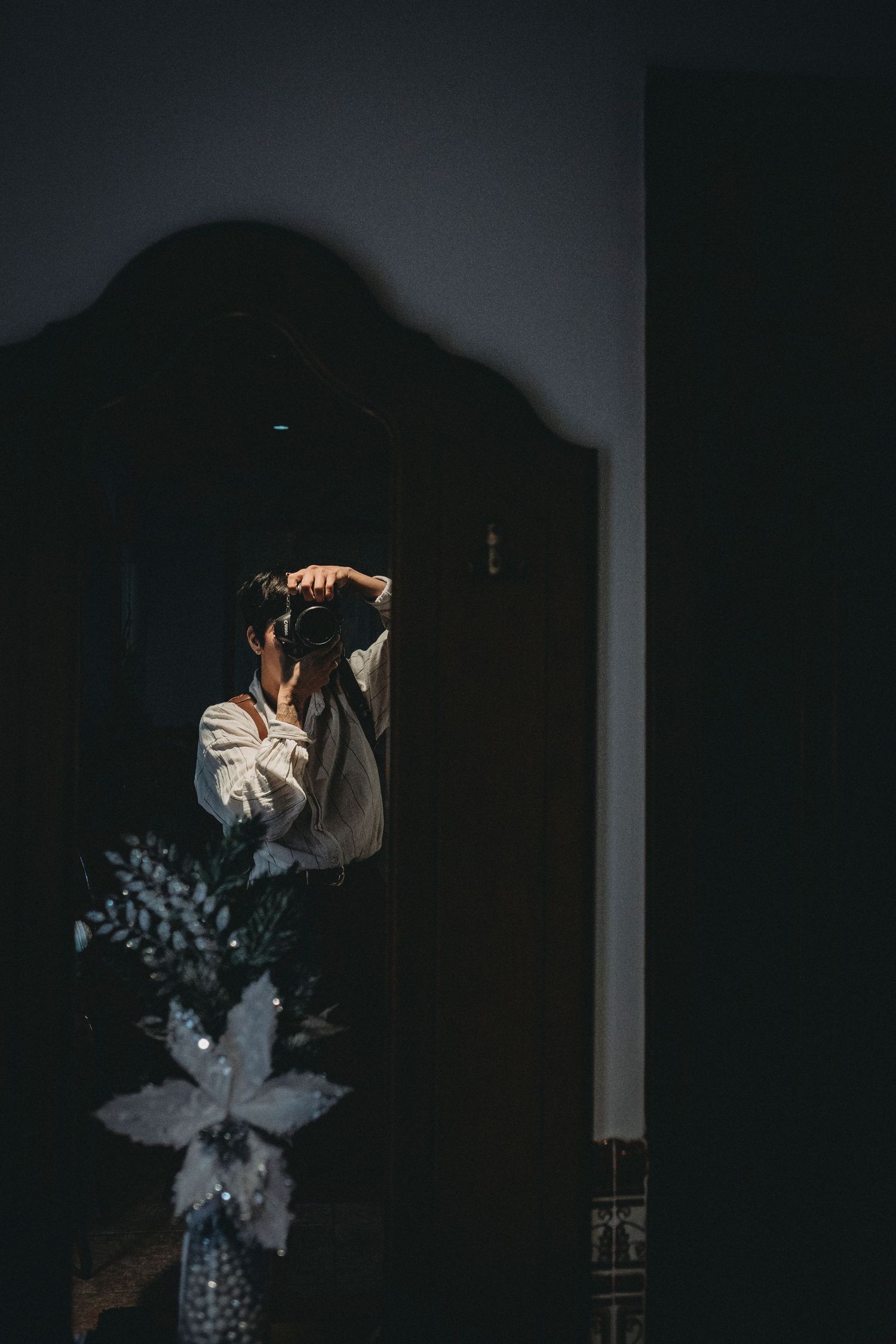 Foto colorida de Cacau Froger da Liberta fotografia no espelho durante a reportagem de casamento em Caldas Da Rainha Portugal