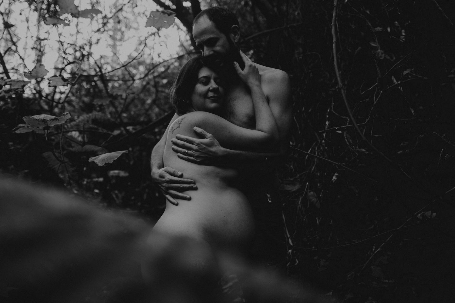 Foto preto e branco Casal, na natureza em momento de amor durante sessão fotográfica de grávida em Caldas Da Rainha Portugal