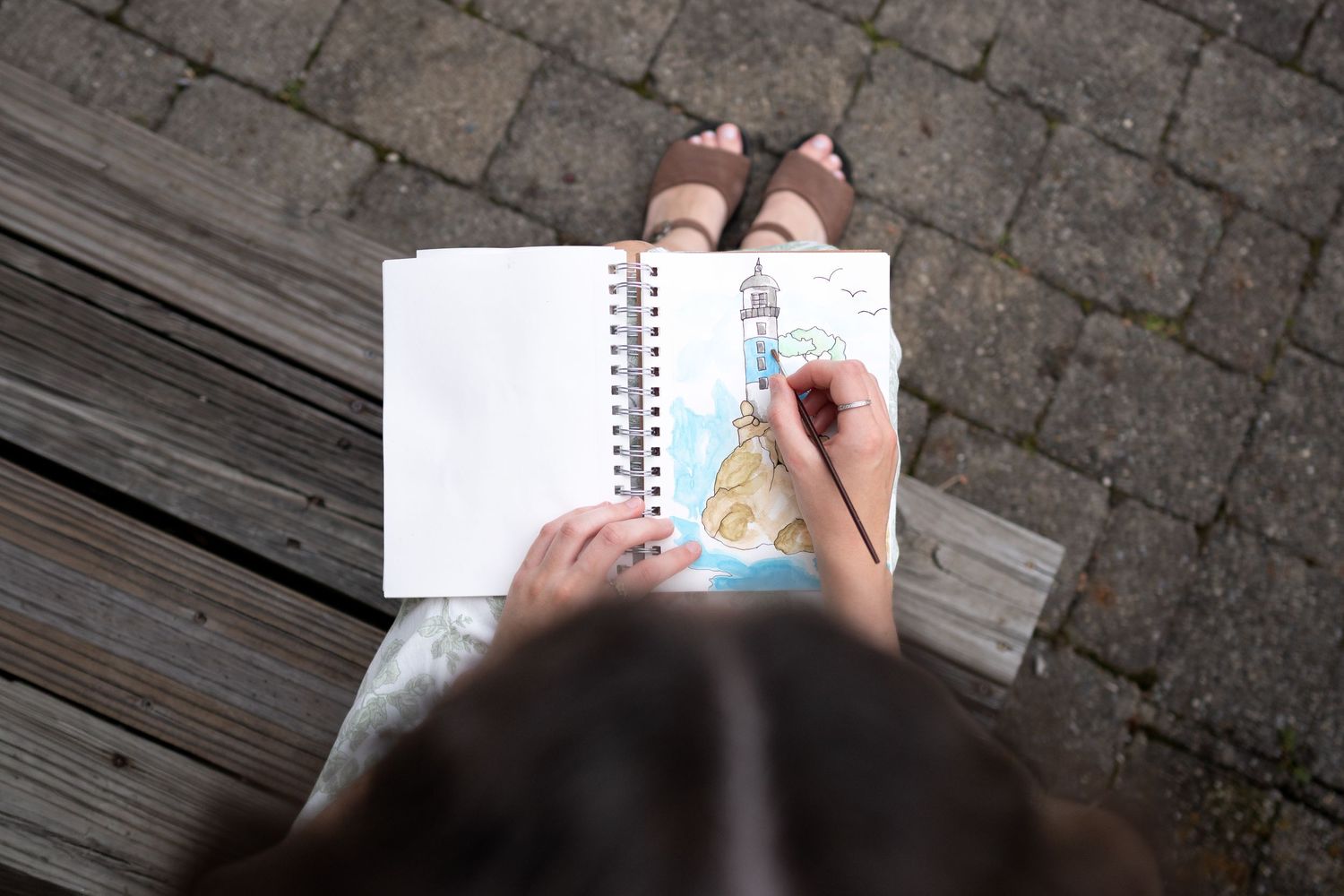 Senior photo session showing girl posing with her watercolors near Columbus Ohio by Jamie Macey Photography