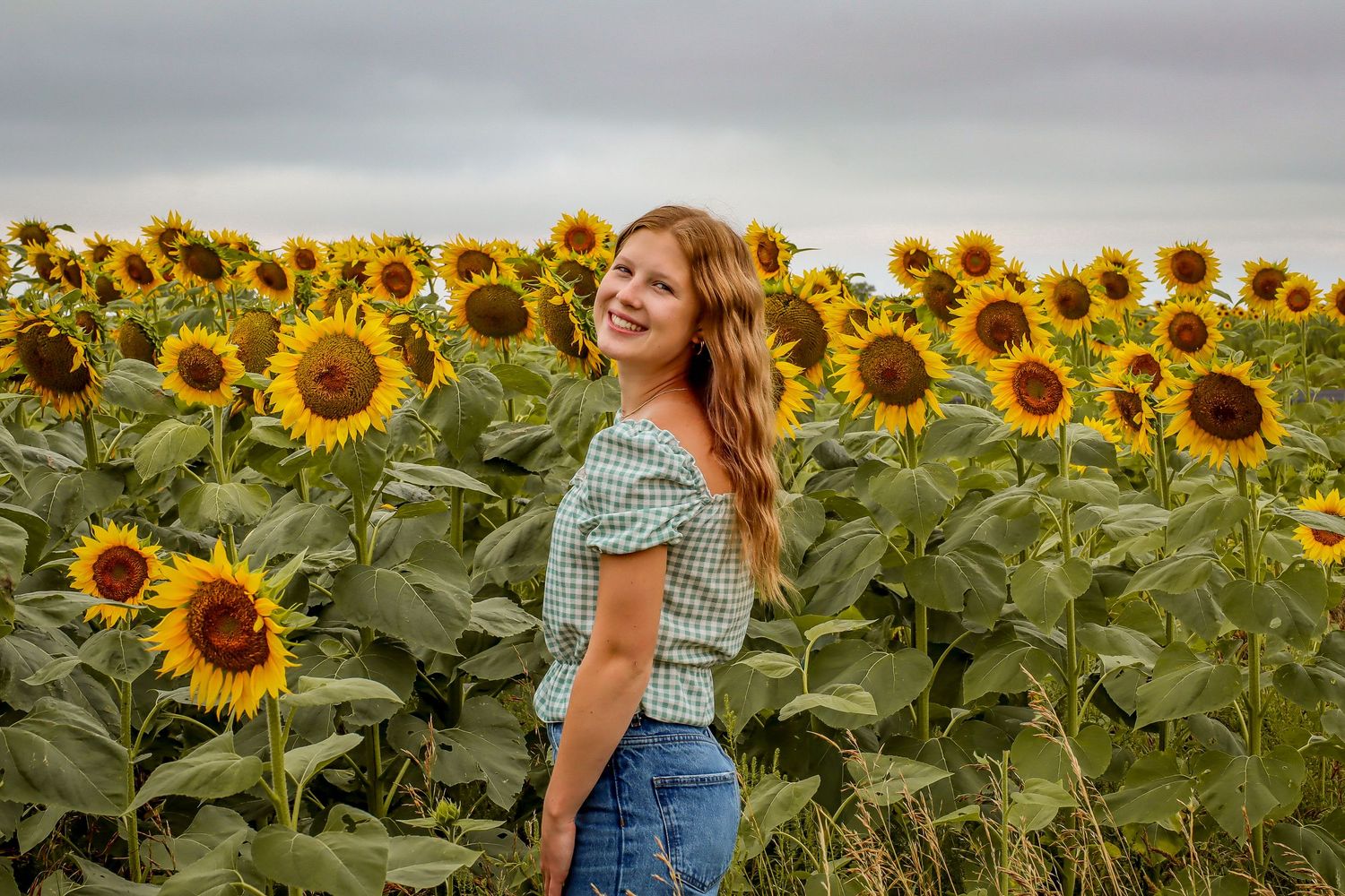 Bismarck photographer North Dakota senior portrait by Prairie Glow Photography focusing on professional senior photography.