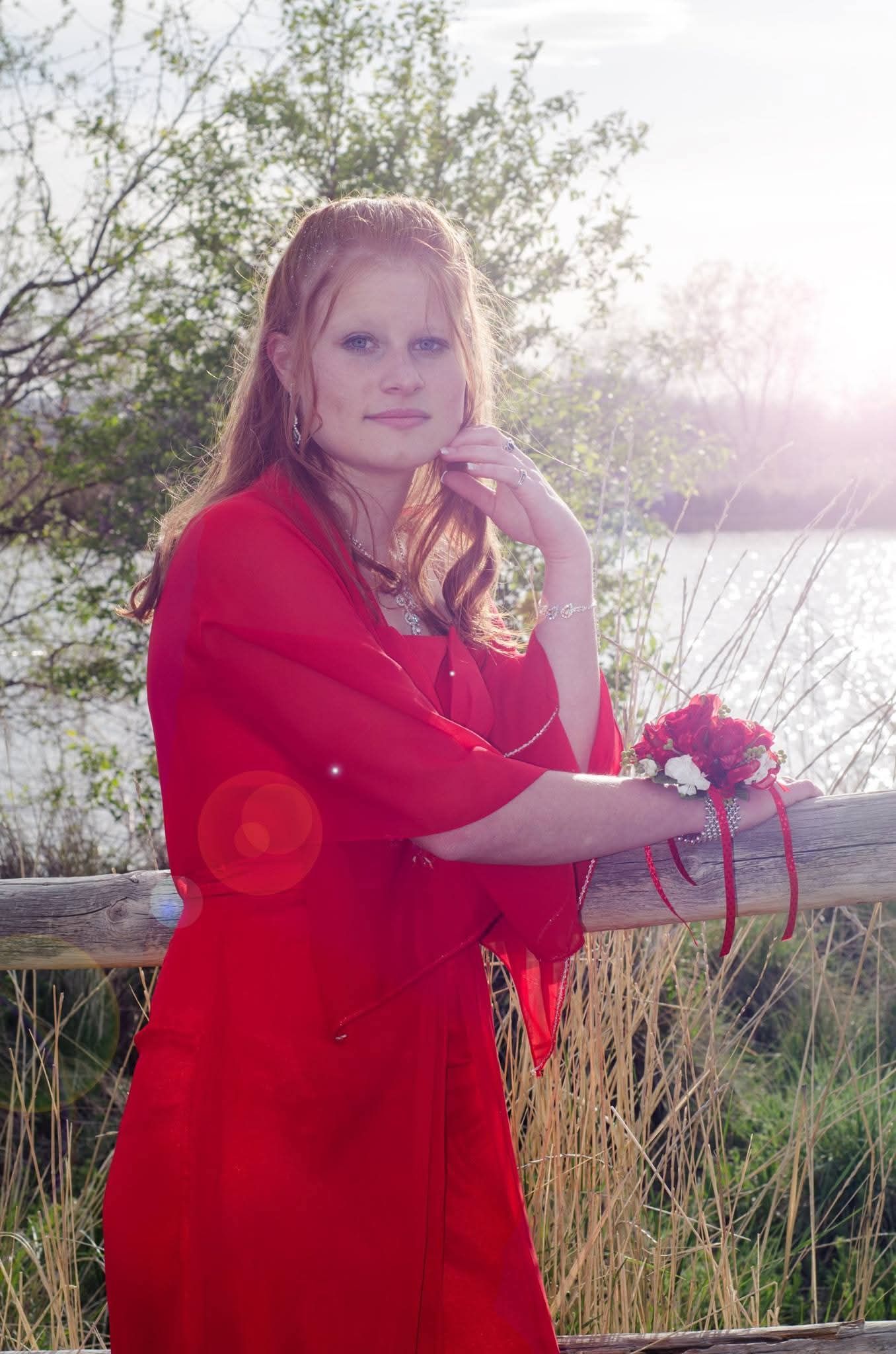 Golden hour senior photos in Northern Utah capturing warm sunset tones