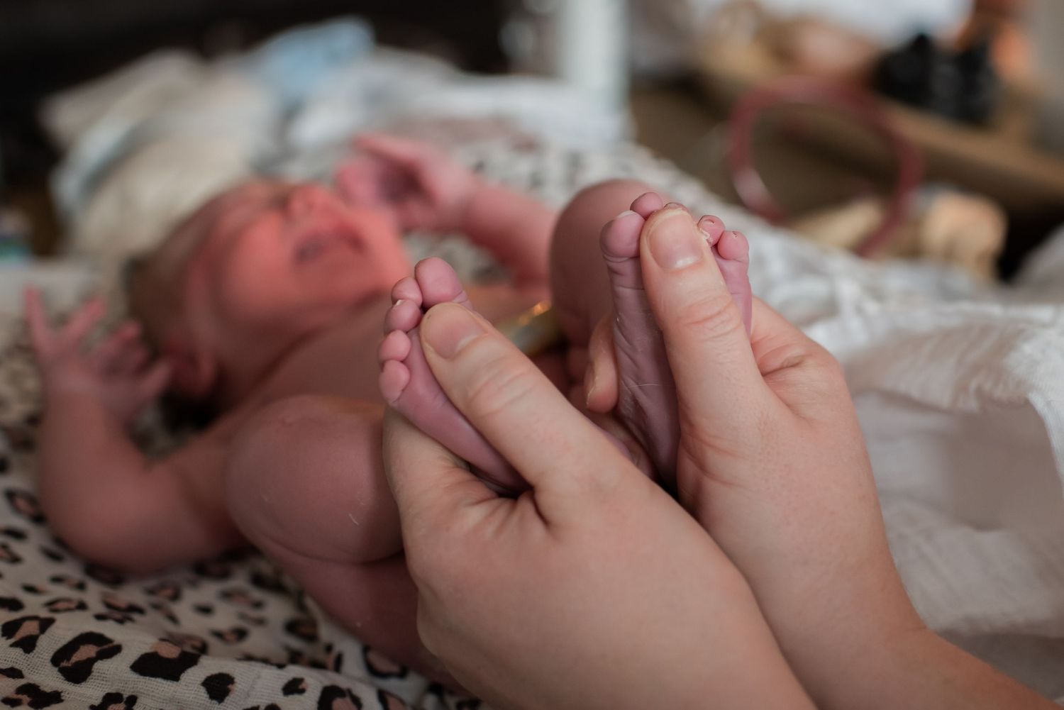 controle van de baby doo de verloskundige na de geboorte