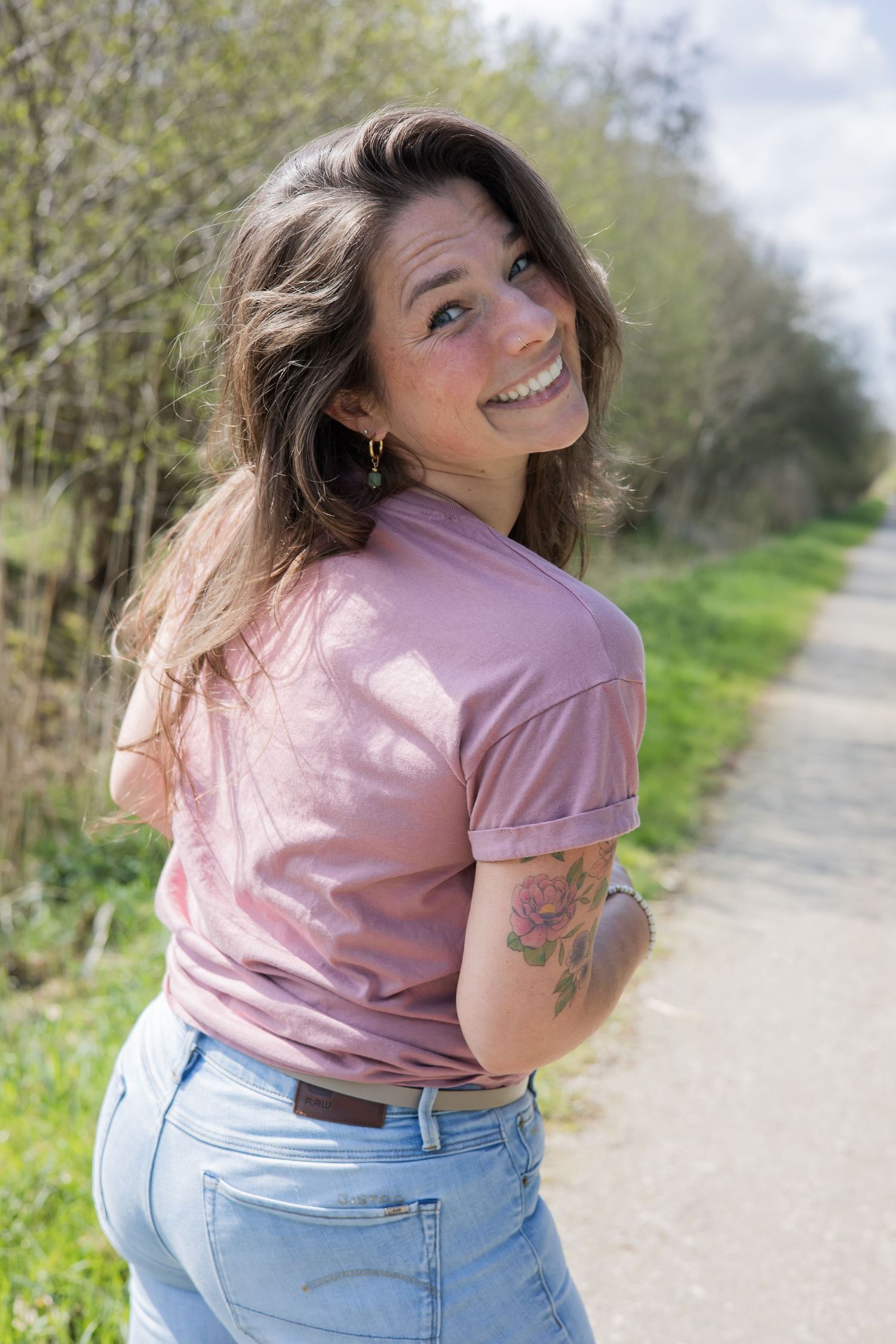 Smiling young woman with long brown hair, jouw fotograaf. Lelystad, Almere, Dronten, Flevoland