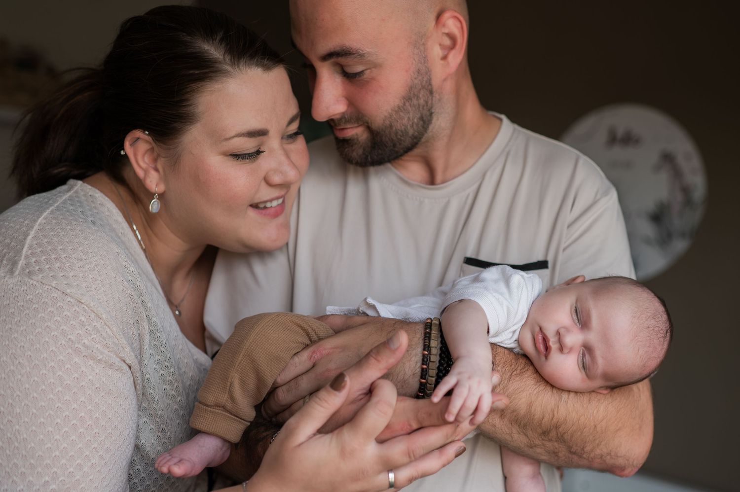 Newborn foto met ouders. Rustig slapende baby, liefdevol gezin