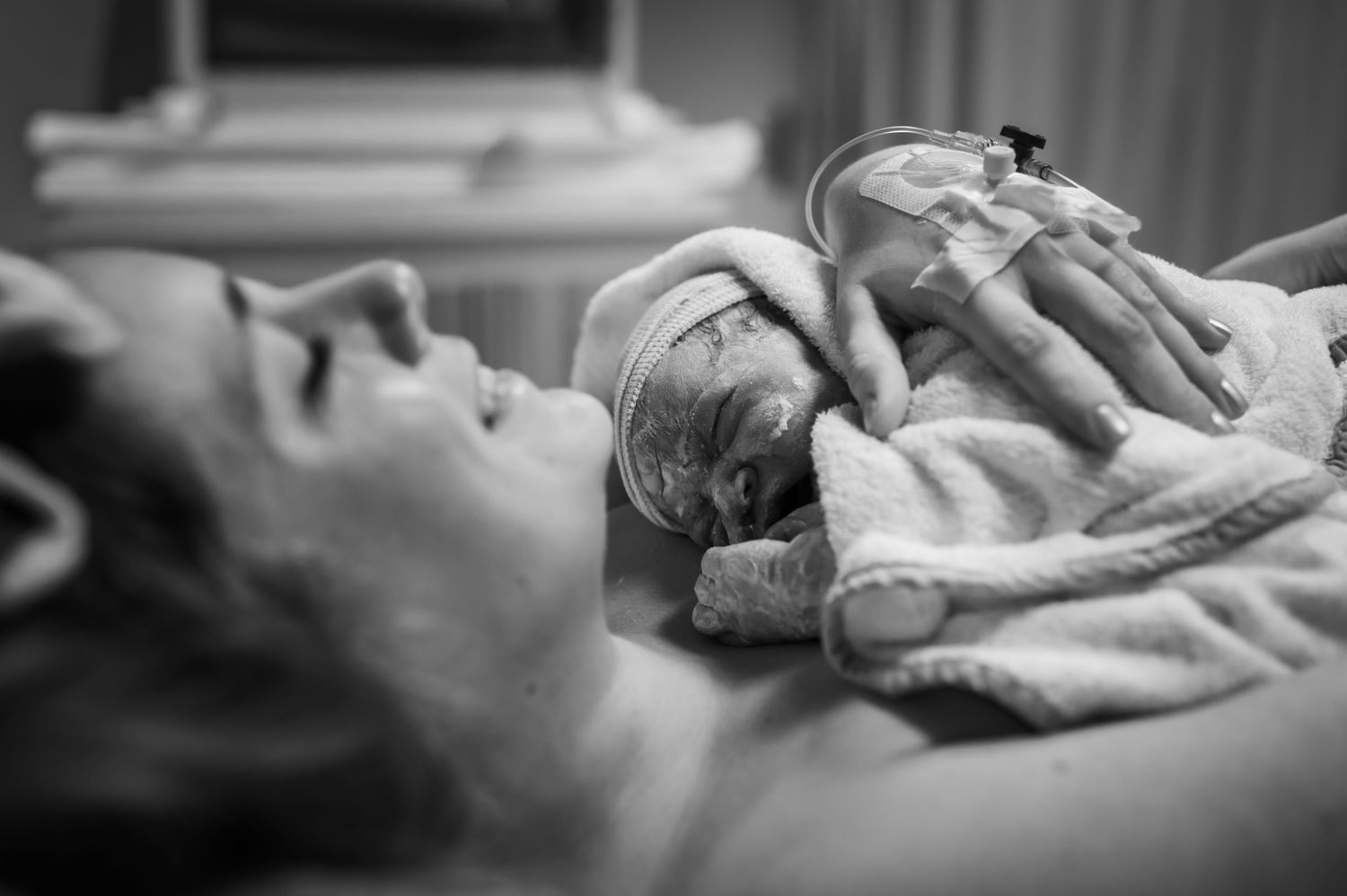 Geboortefotografie. Baby ligt na de geboorte bij de moeder op de buik. Geboorte fotograaf Flevoland, Lelystad, Almere, Dronten, Harderwijk