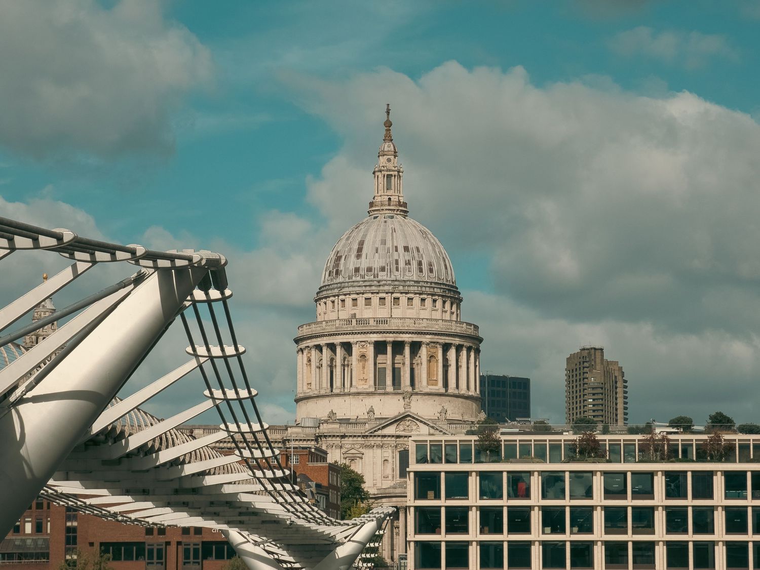 La cupola di St Paul's Cathedral e la struttura del Millennium Bridge. Close-up of St Paul's Cathedral and Millennium Bridge. MEvisual