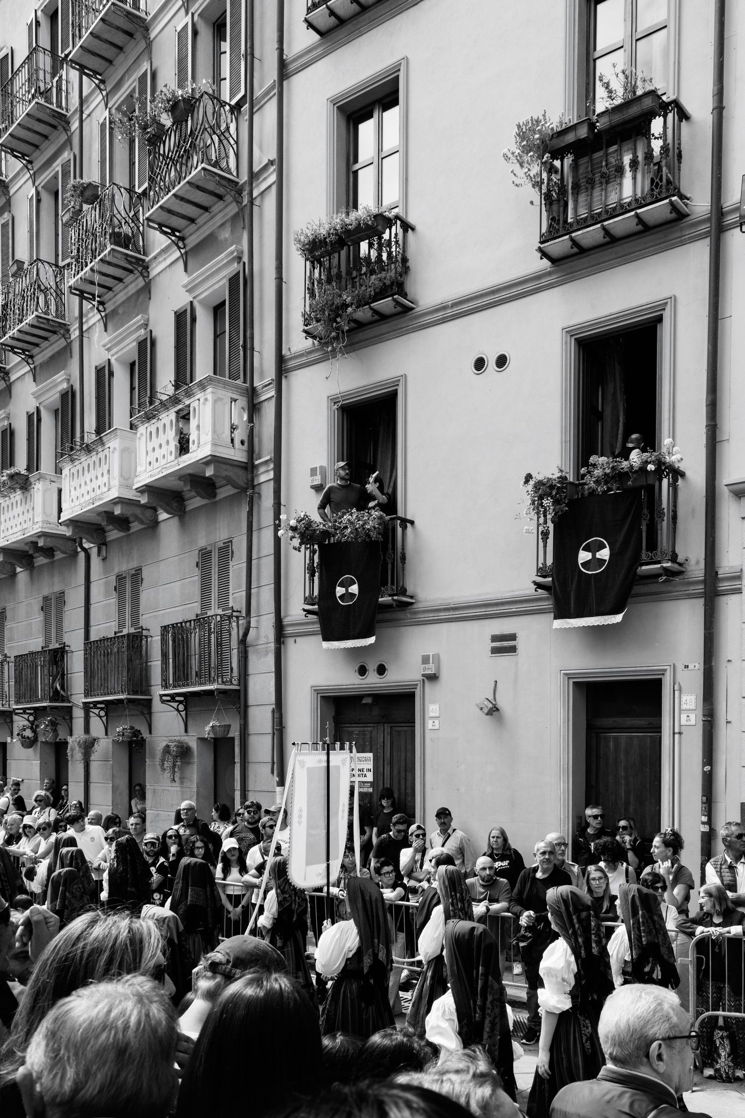 Folla di fedeli e turisti che accalca le strade di Cagliari per il passaggio di Sant'Efisio