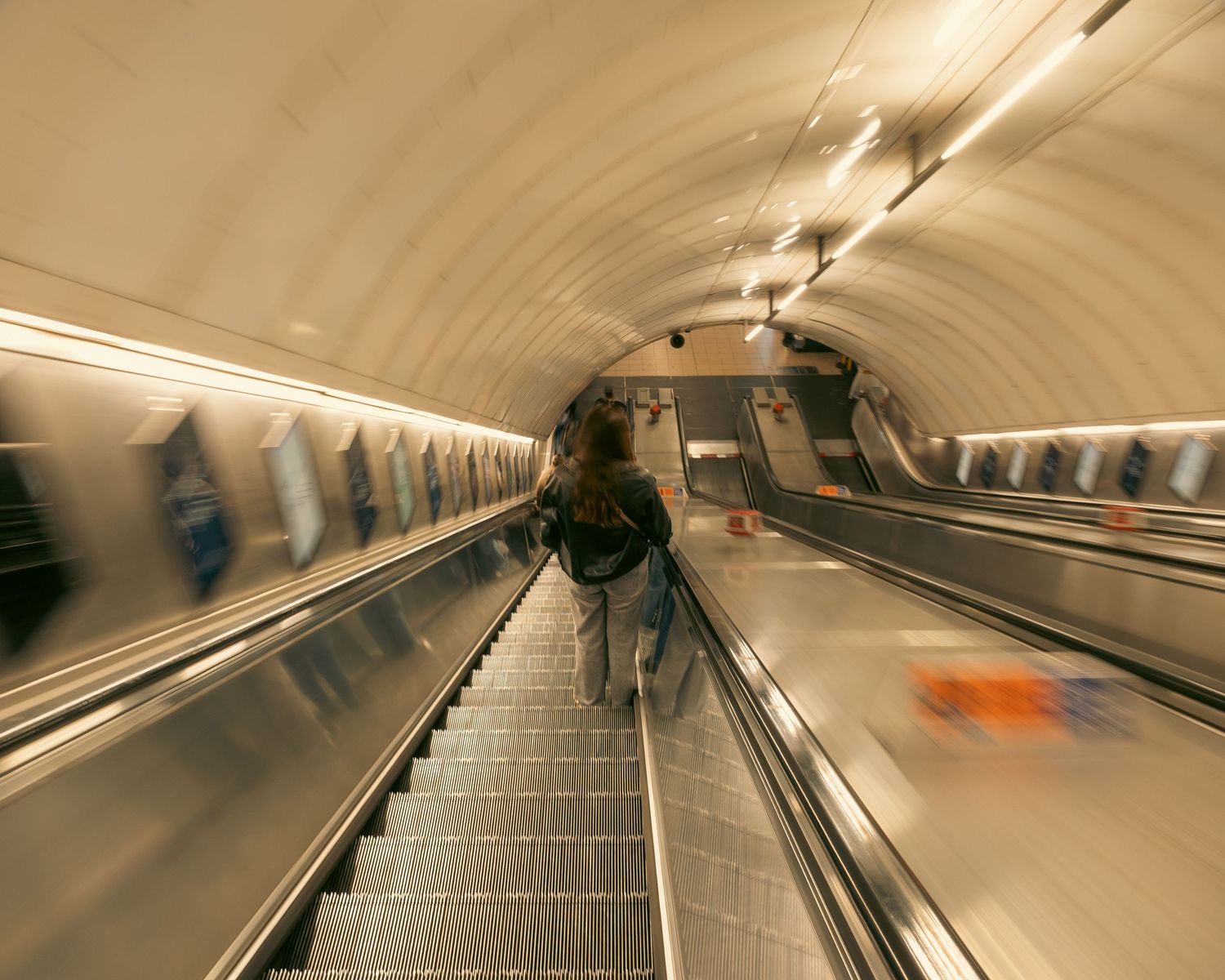 Prospettiva in movimento scendendo le scale mobili della metropolitana. / Moving perspective going down Underground escalators. ME visual