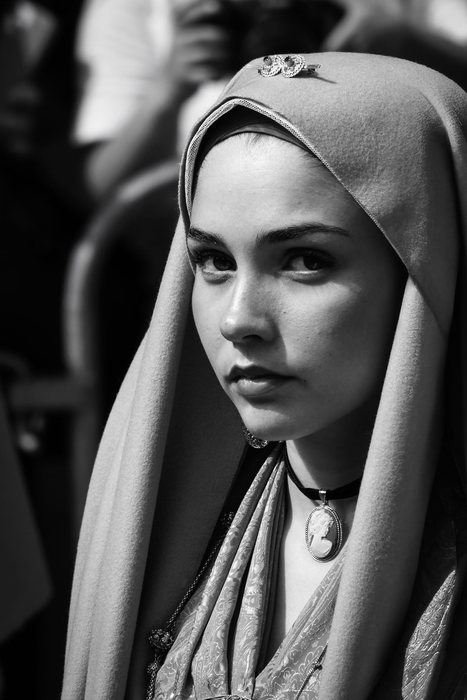 Ritratto di donna in abito tradizionale sardo durante la festa di Sant'Efisio Cagliari