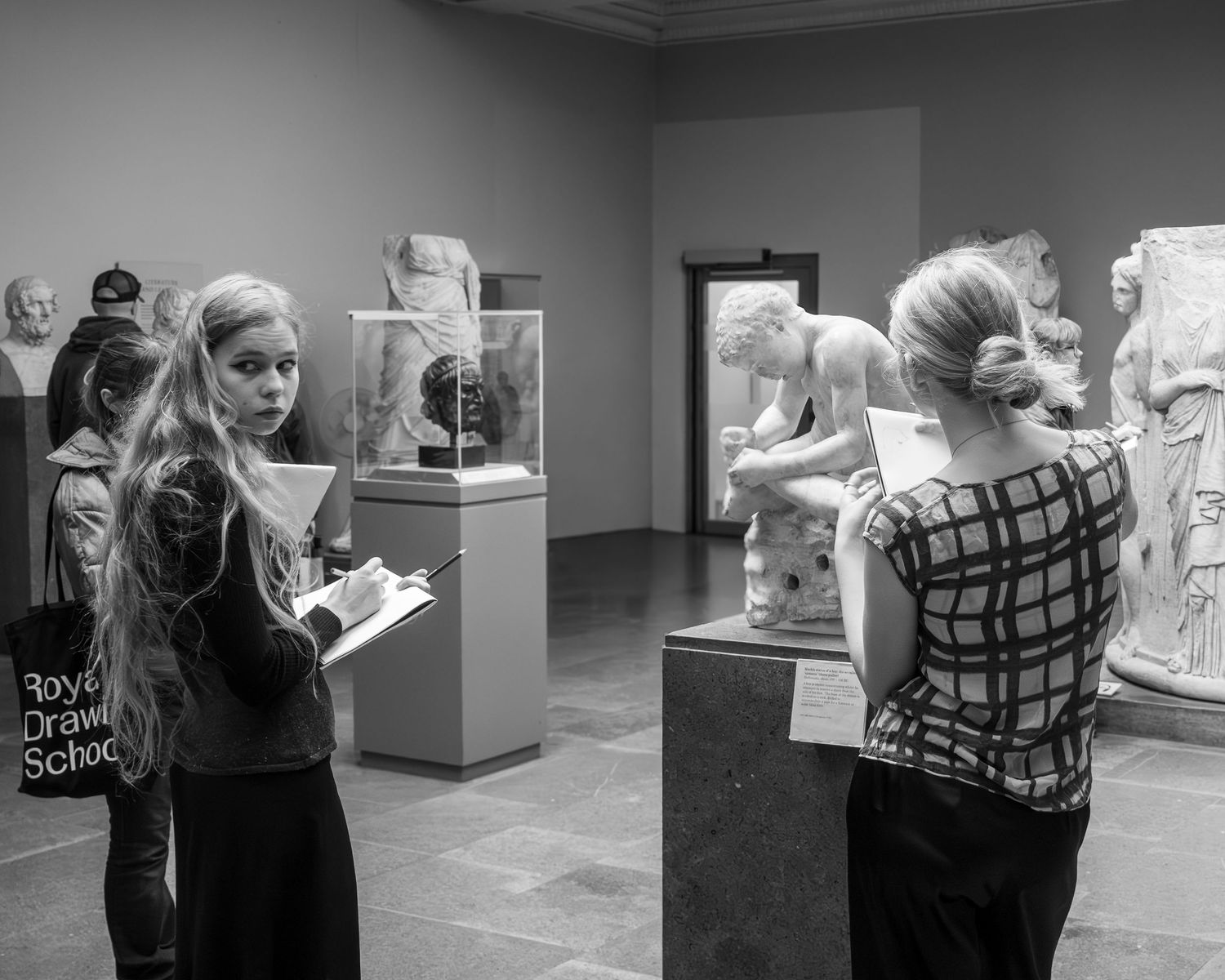 ragazze che disegnano in una sale del British Museum - foto in bianco e nero Marco Eretta MEvisual