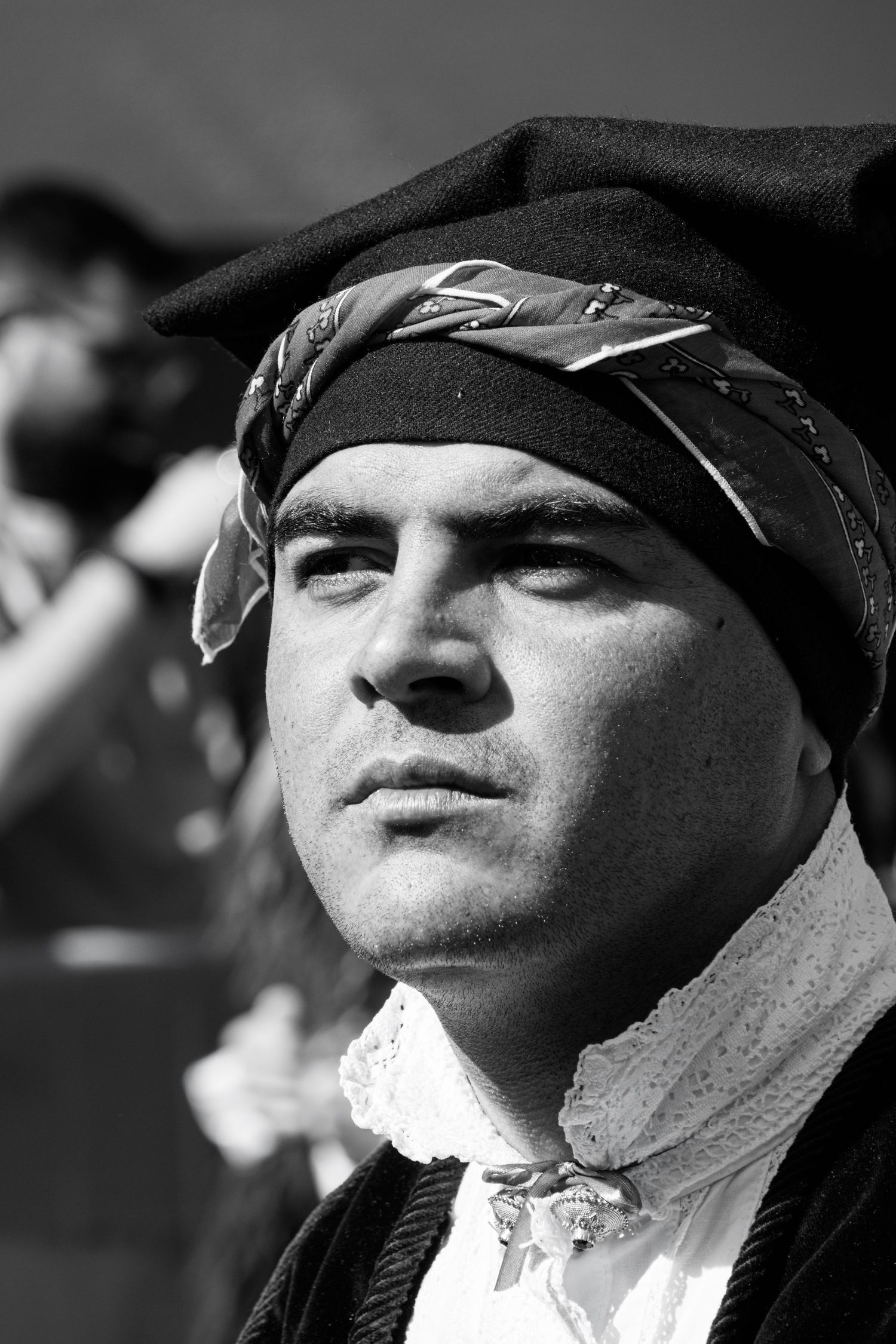 omo in abito tipico della Sardegna con sguardo fiero durante la processione