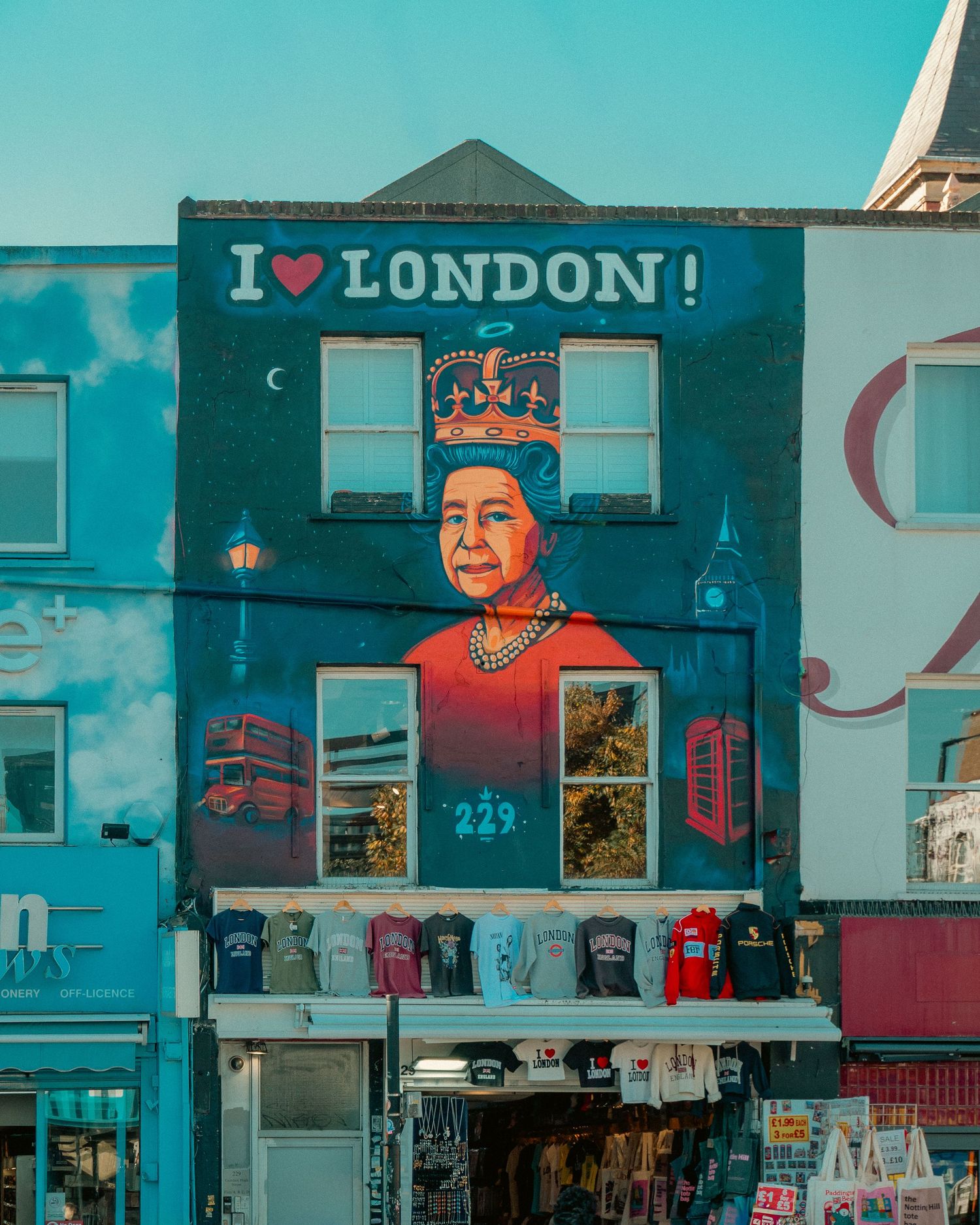 Murales della Regina Elisabetta II. Street art mural of Queen Elizabeth II, London. MEvisual Marco Eretta