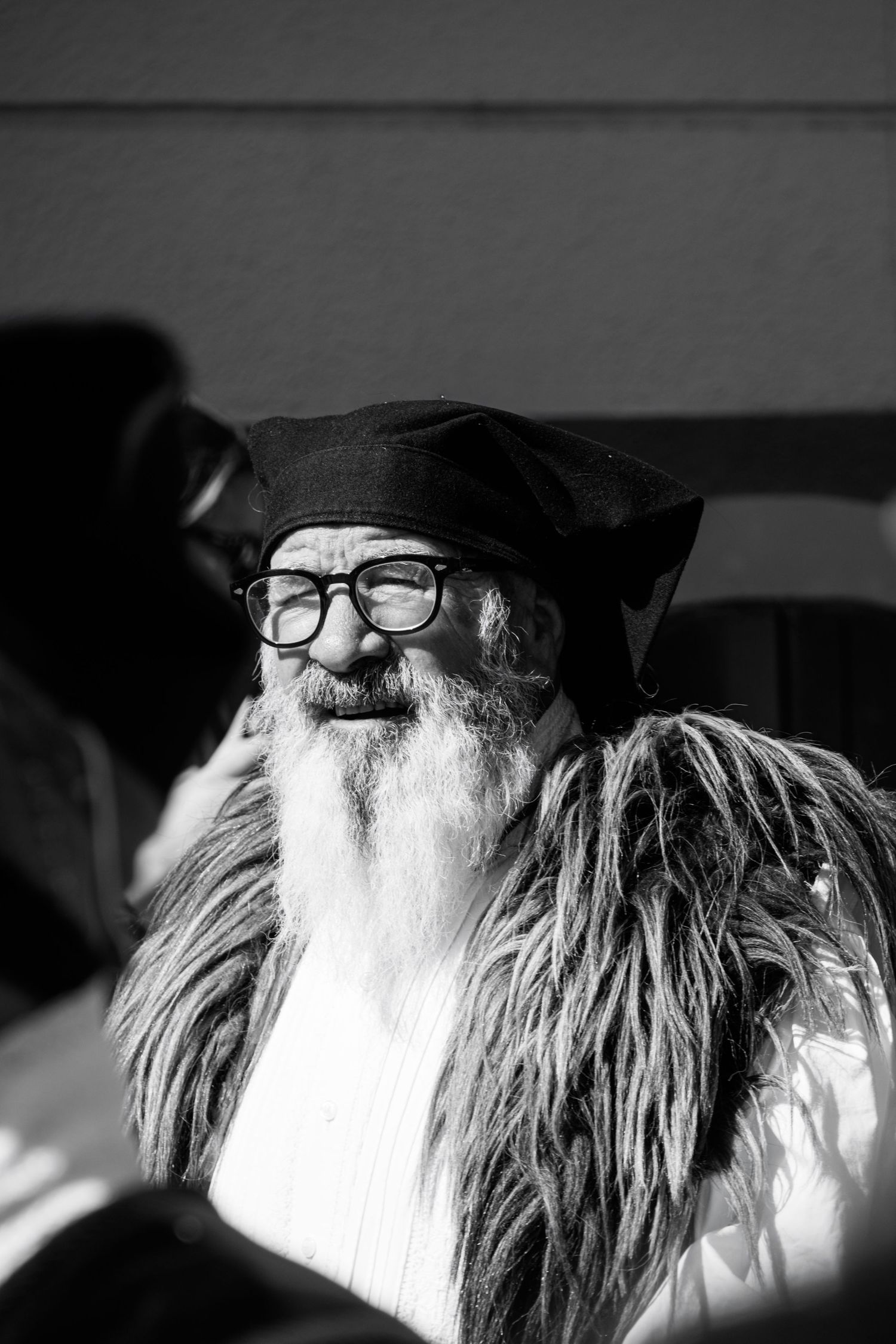 omo in abito tipico della Sardegna con sguardo fiero durante la processione