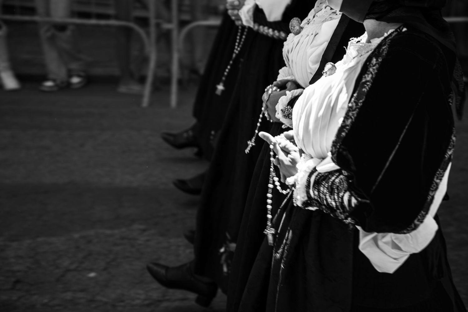 Donne in abito sardo di profilo, dettaglio maniche e rosari, sfilata del Redentore Nuoro - MEvisual
