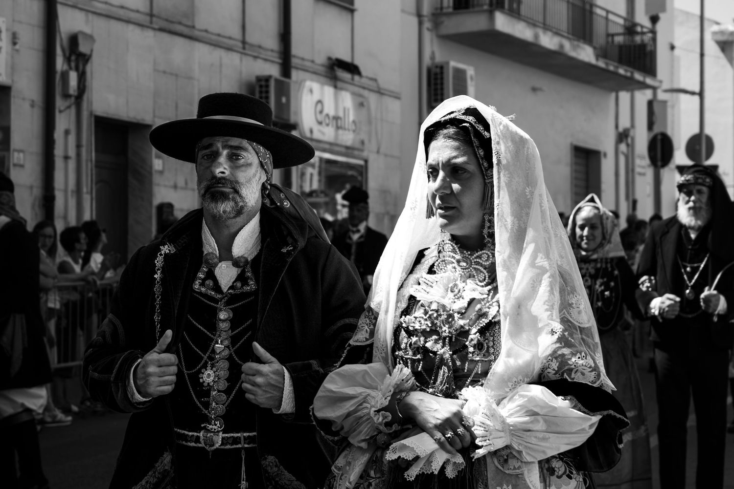 Coppia in abito tradizionale sardo, sfilata del Redentore-Nuoro, uomo con cappello a falda larga e donna con velo bianco, foto b&n, MEvisual