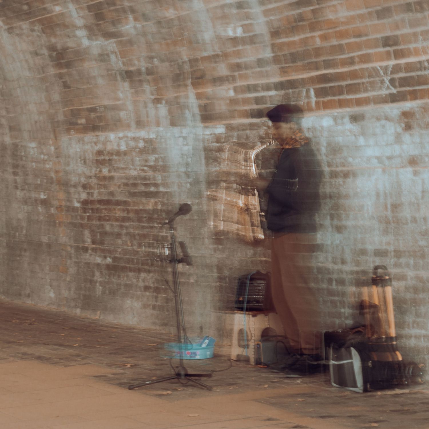 Musicista di strada che suona il sax in un tunnel, effetto mosso. / Street musician playing sax in a tunnel, motion blur effect. ME visual