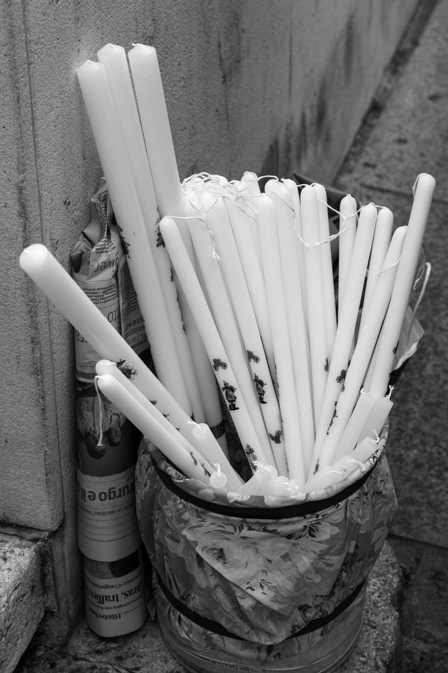 particolare fuori dalla Chiesa di Sant'Efisio a Cagliari. candele a lato della piazza