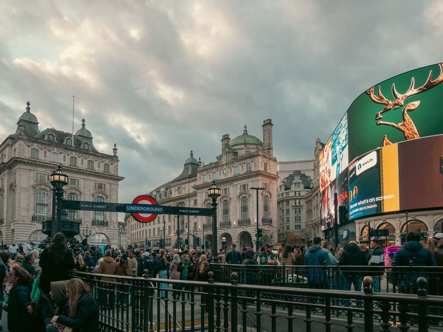 Piccadilly Circus con la folla, l'insegna Underground e i cartelloni. Crowded Piccadilly Circus with subway sign and billboards. MEvisual
