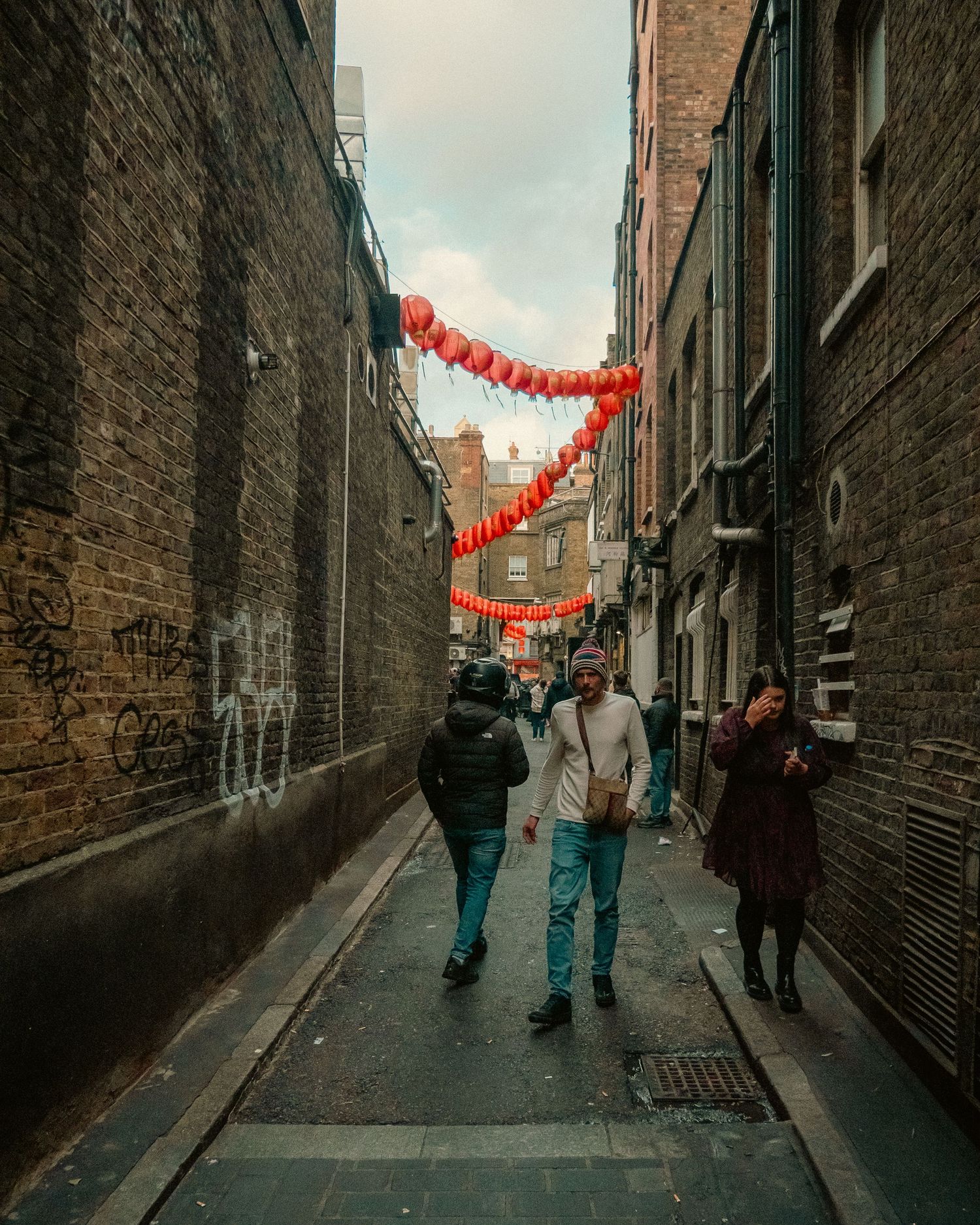 Vicolo con lanterne cinesi rosse e mattoni. London alleyway with red Chinese lanterns. MEvisual Marco Eretta
