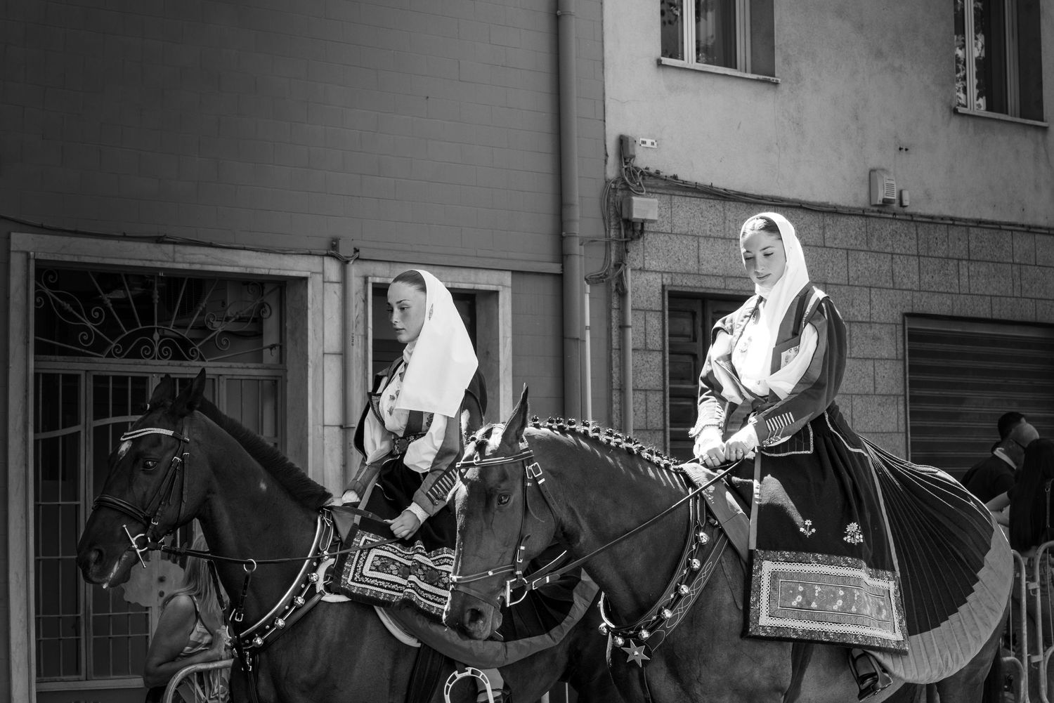 Coppia di donne a cavallo in abito sardo, sfilata del Redentore Nuoro, reportage bianco e nero - MEvisual
