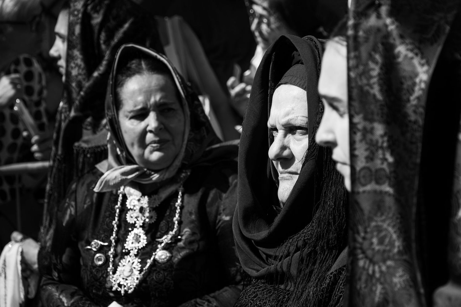Ritratto di donne in abito tradizionale sardo durante la festa di Sant'Efisio Cagliari