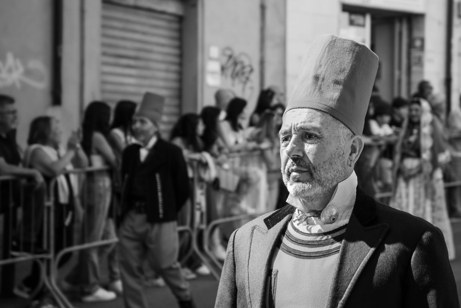 primo piano uomo in abito tradizionale sardo, dettaglio fazzoletti e ricami, sfilata del Redentore - MEvisual
