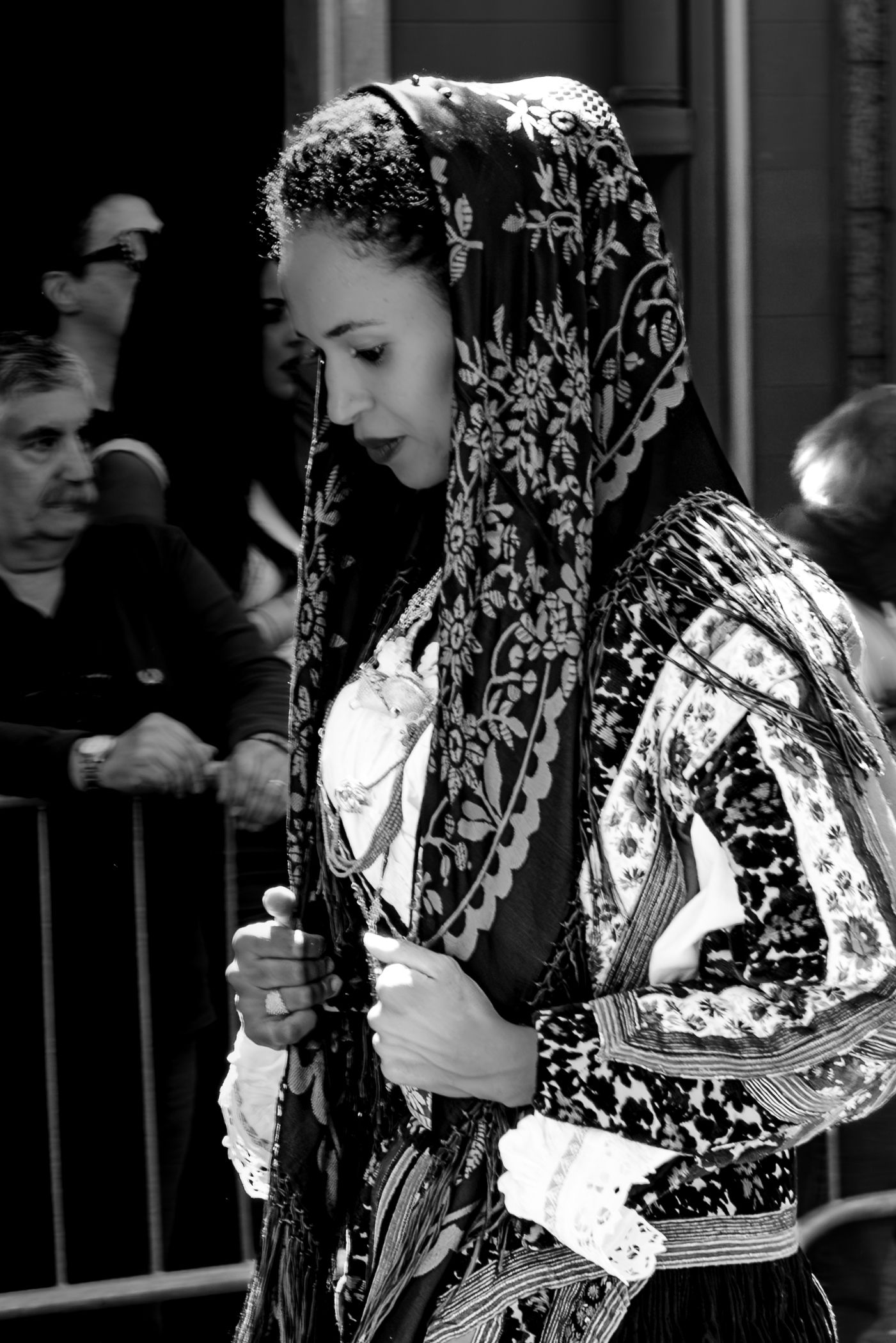 Ritratto di donna in abito sardo con scialle ricamato a fiori, sfilata del Redentore Nuoro, fotografia in bianco e nero - MEvisual