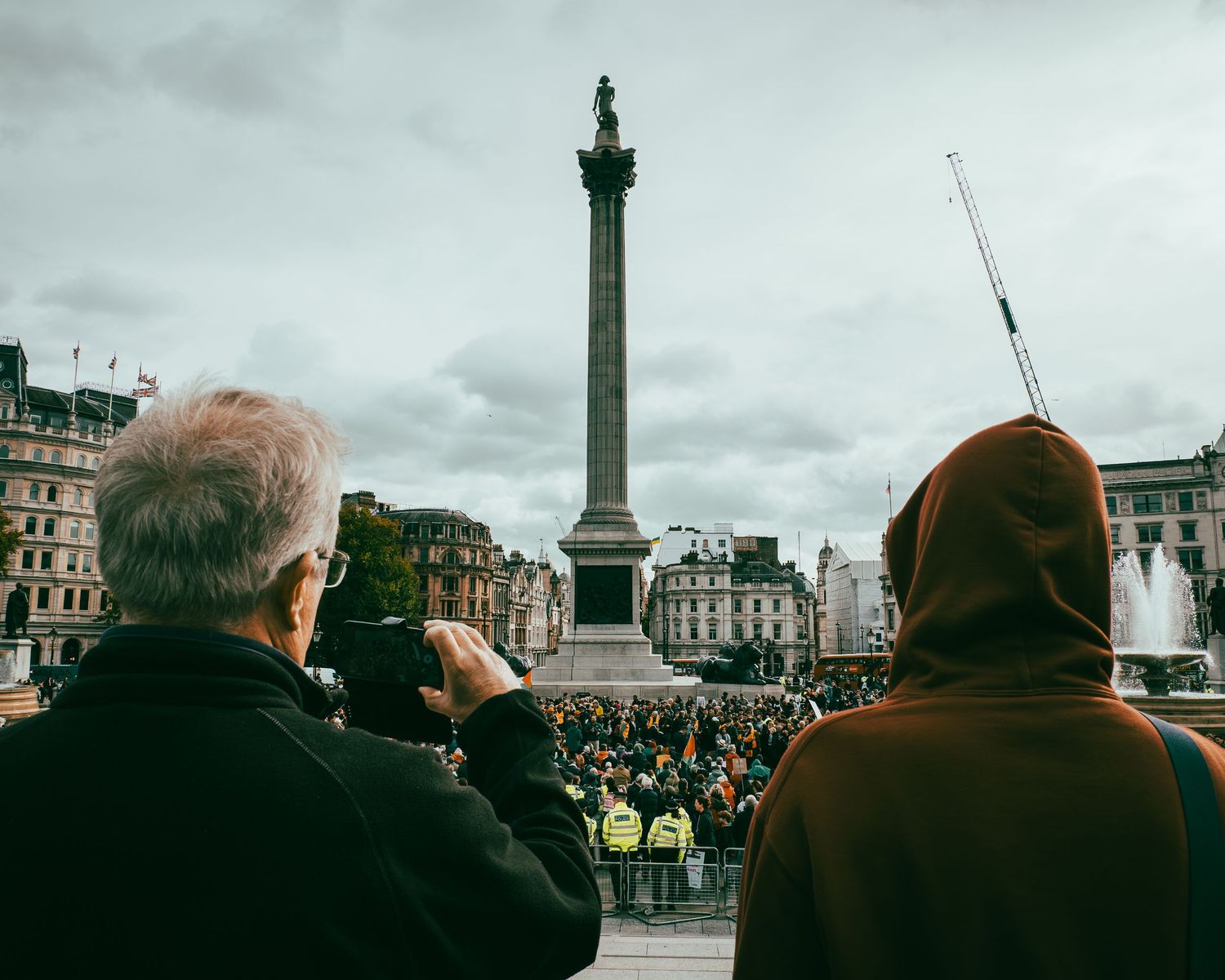 Persone che guardano una manifestazione a Trafalgar Square. / People watching a demonstration at Trafalgar Square. ME visual