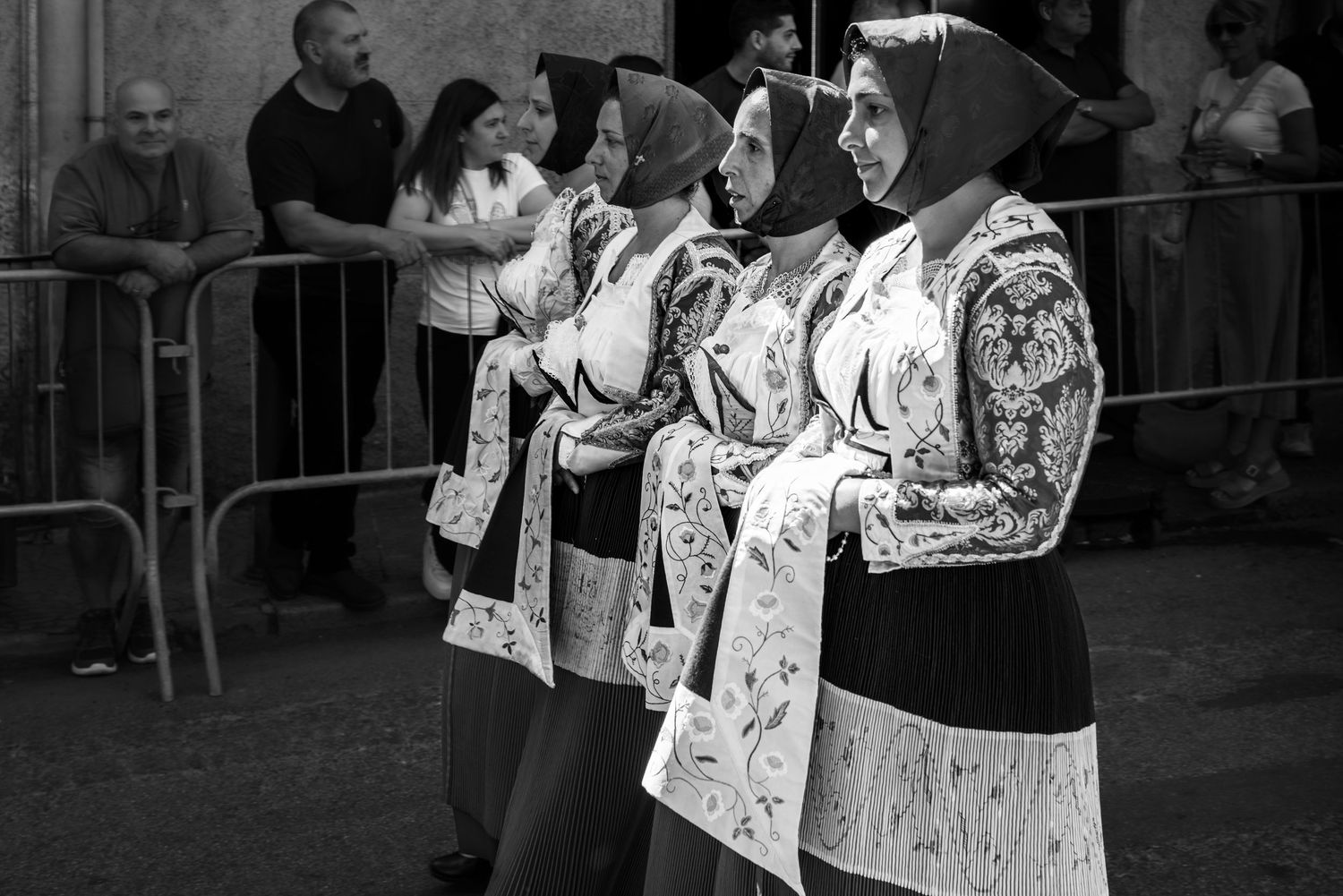 onne in abito tradizionale sardo in fila di profilo, dettaglio fazzoletti e ricami, sfilata del Redentore - MEvisual