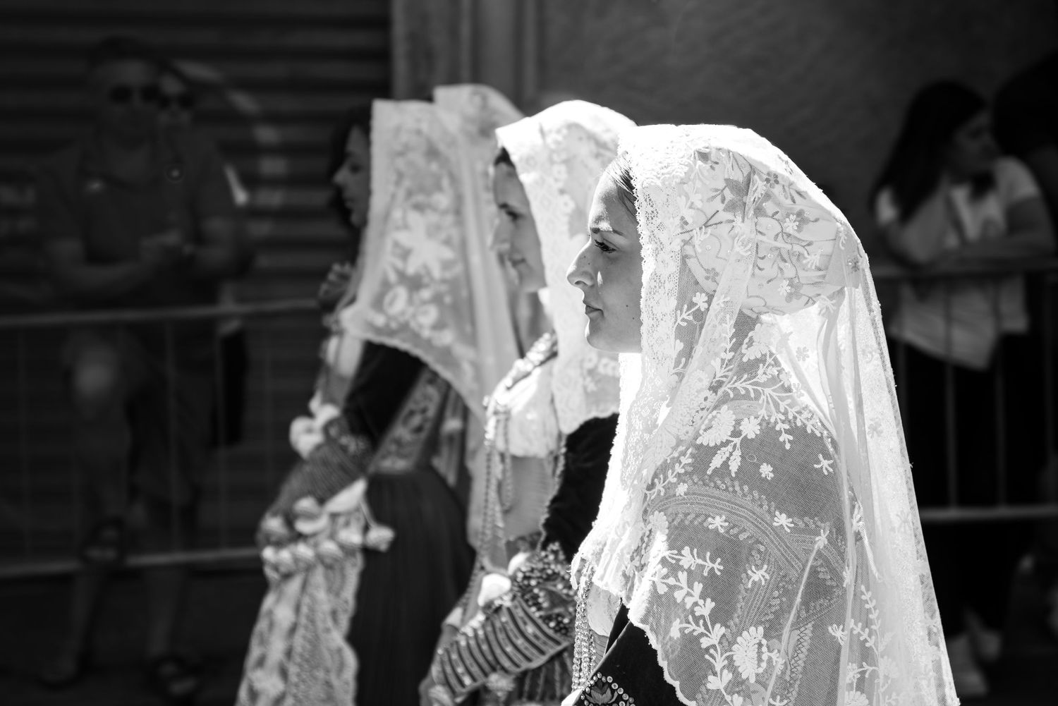 Donne in abito tradizionale sardo in fila di profilo, dettaglio fazzoletti e ricami, sfilata del Redentore - MEvisual