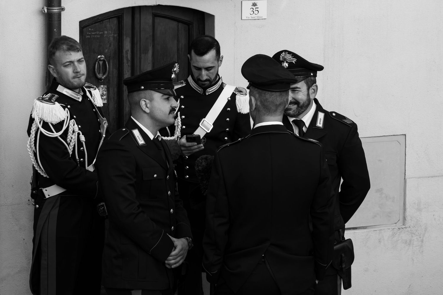Carabinieri chiacchierano prima di prendere posto in piazza Sant'Efisio a Cagliari