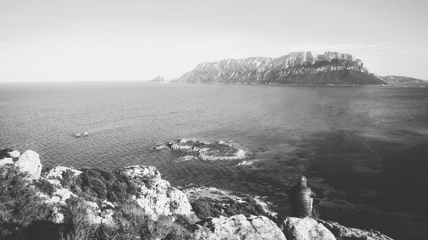 Marco Eretta fotografato di spalle con sfondo Tavolare Olbia Sardegna - MEvisual
