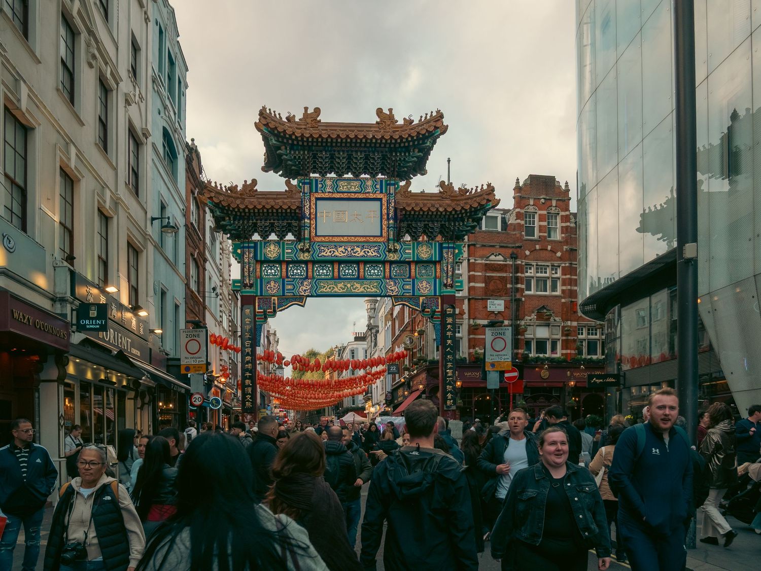 Portale di Chinatown a Londra e lanterne rosse. Ornate Chinese gateway and red lanterns, London. MEvisual Marco Eretta