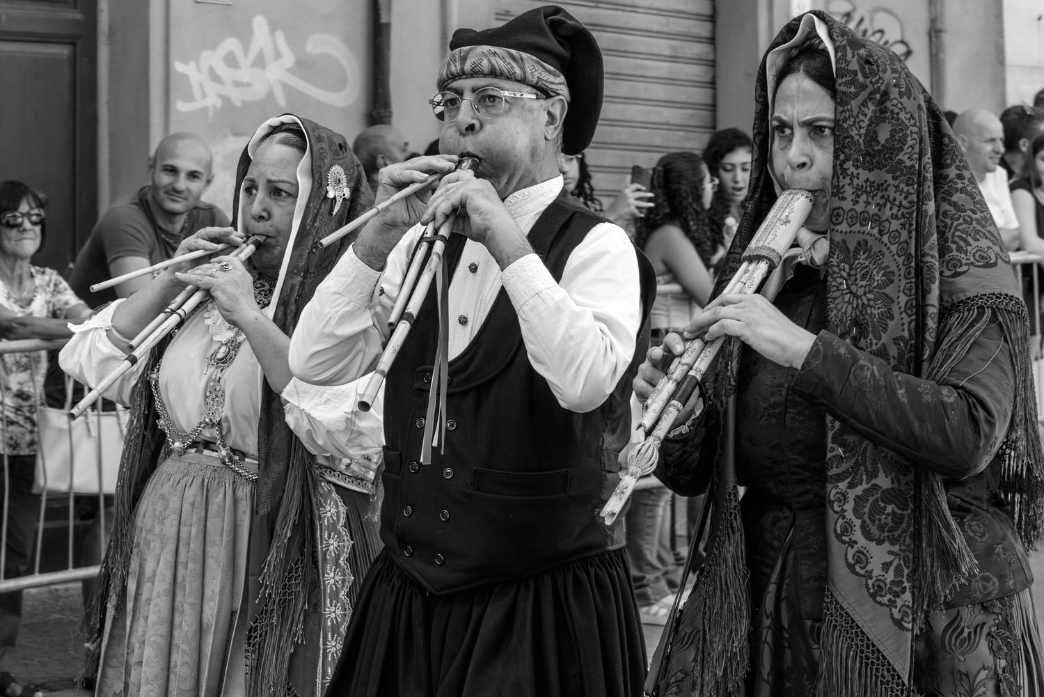Suonatori di launeddas in costume sardo tradizionale, sfilata laica del Redentore a Nuoro, reportage bianco e nero -MEvisual