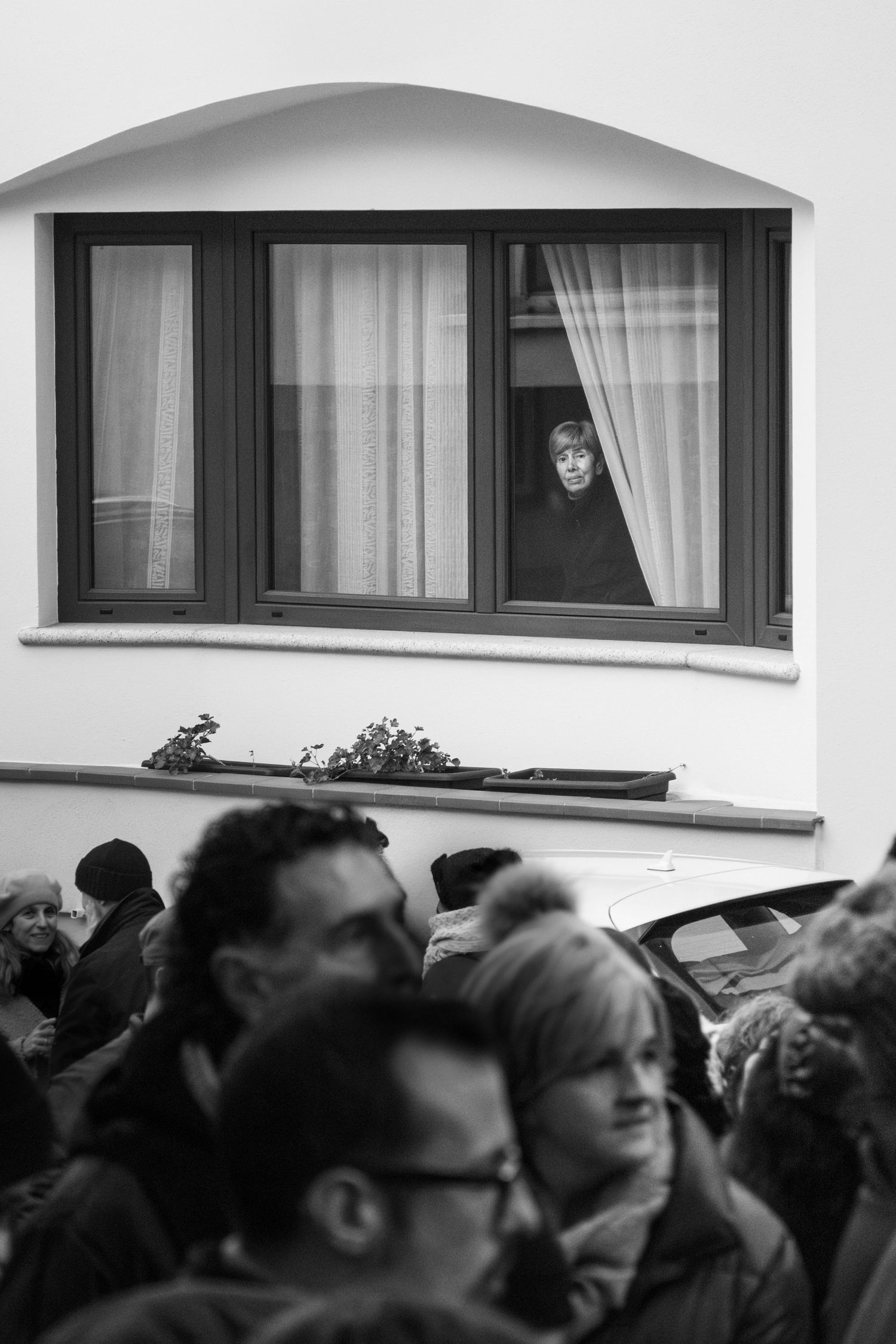 Mamoida Sant'Antoni de su ohi - signora anziana affacciata alla finestra che guarda la folla