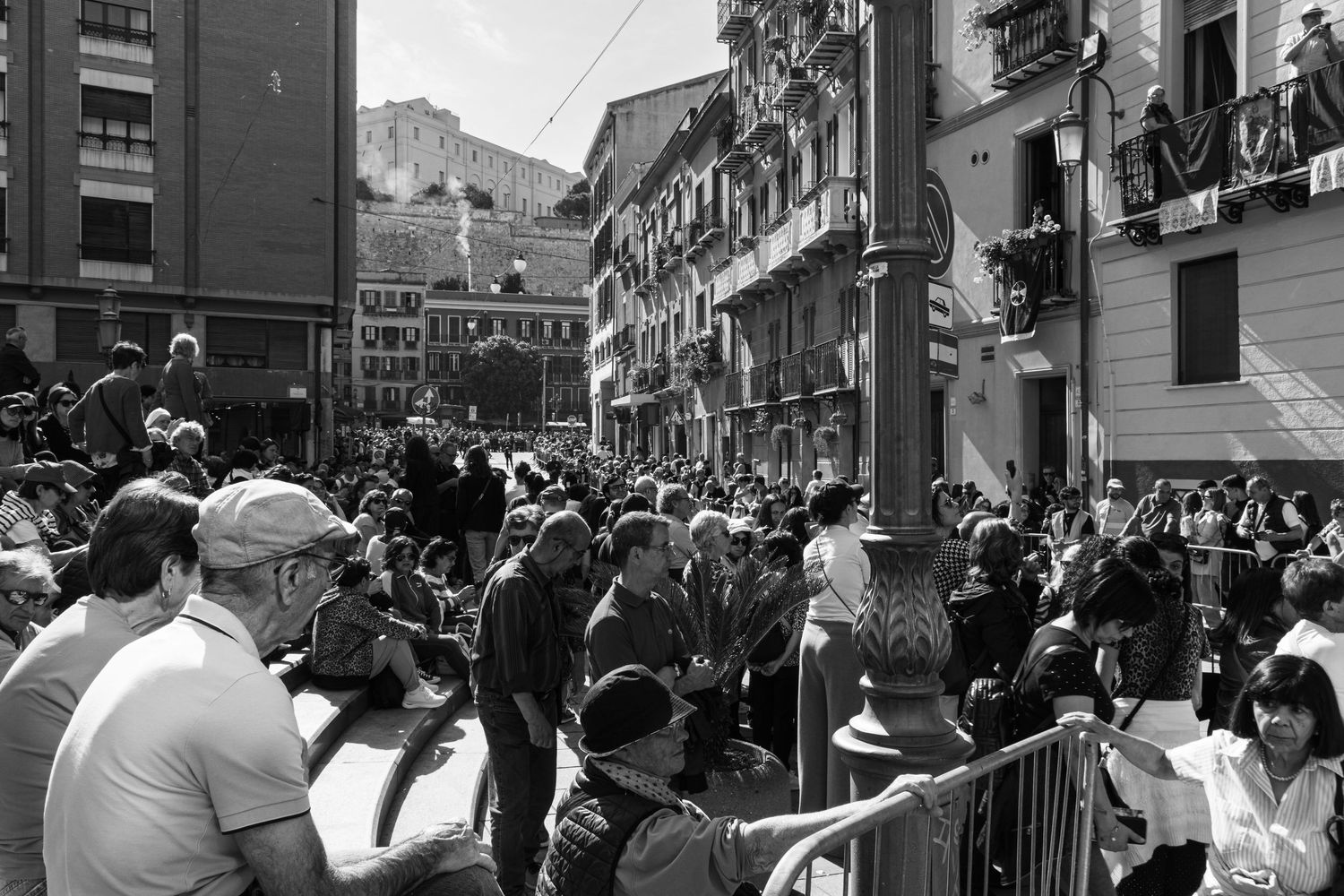 Folla di fedeli e turisti che accalca le strade di Cagliari per il passaggio di Sant'Efisio
