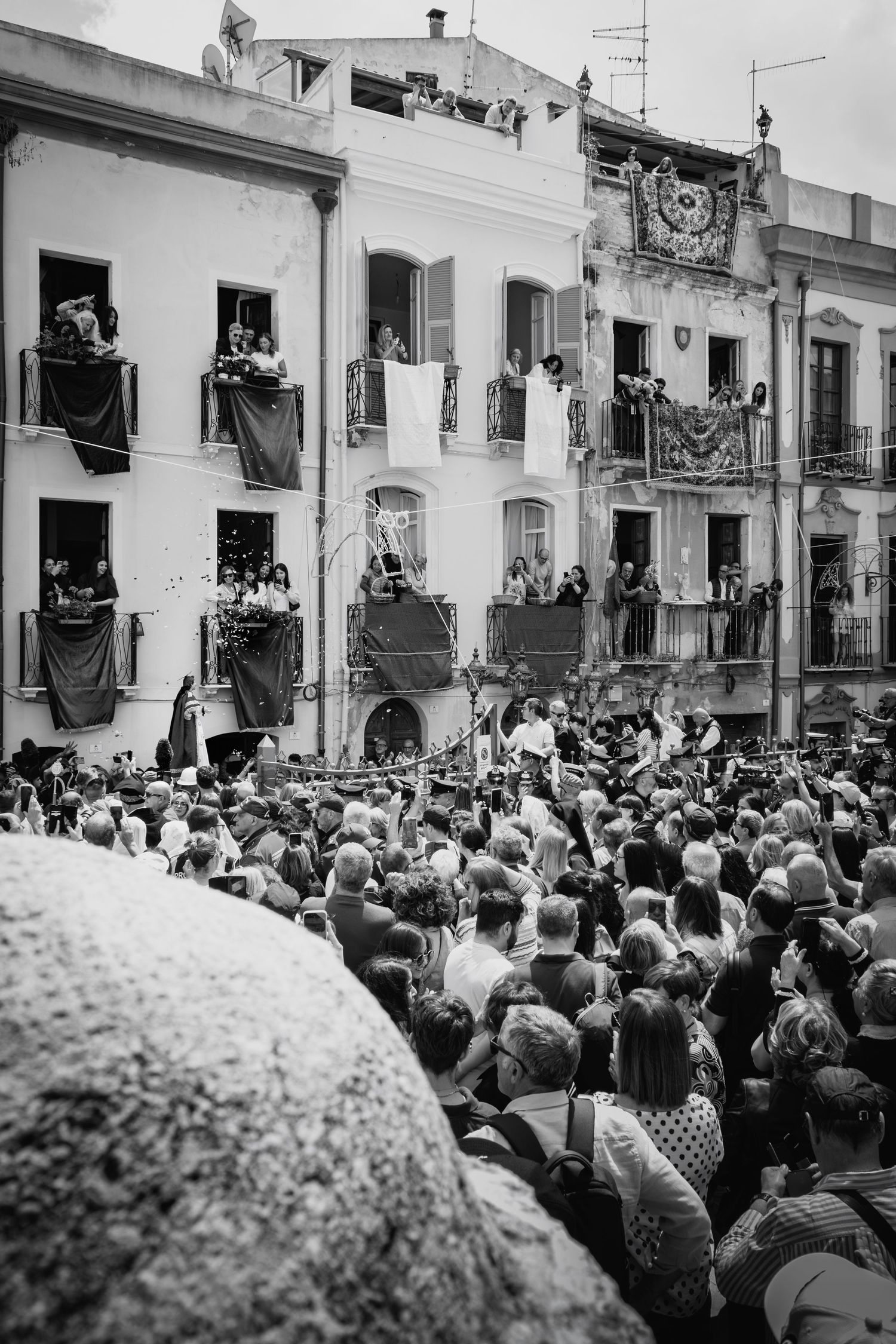 Folla di fedeli e turisti che accalca le strade di Cagliari per il passaggio di Sant'Efisio