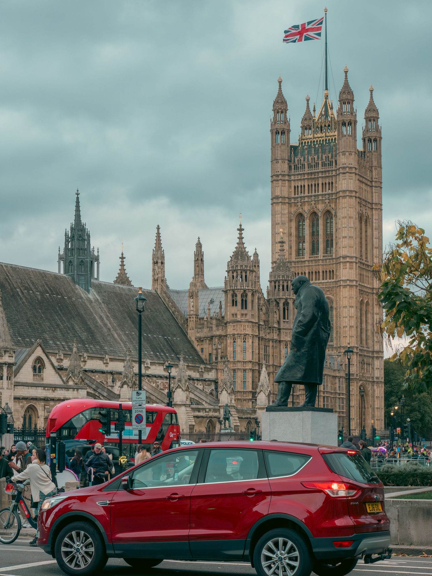 Statua di Churchill e Big Ben (Elizabeth Tower) con bus rosso e auto. Churchill statue, Big Ben and a red bus, London. MEvisual Marco Eretta