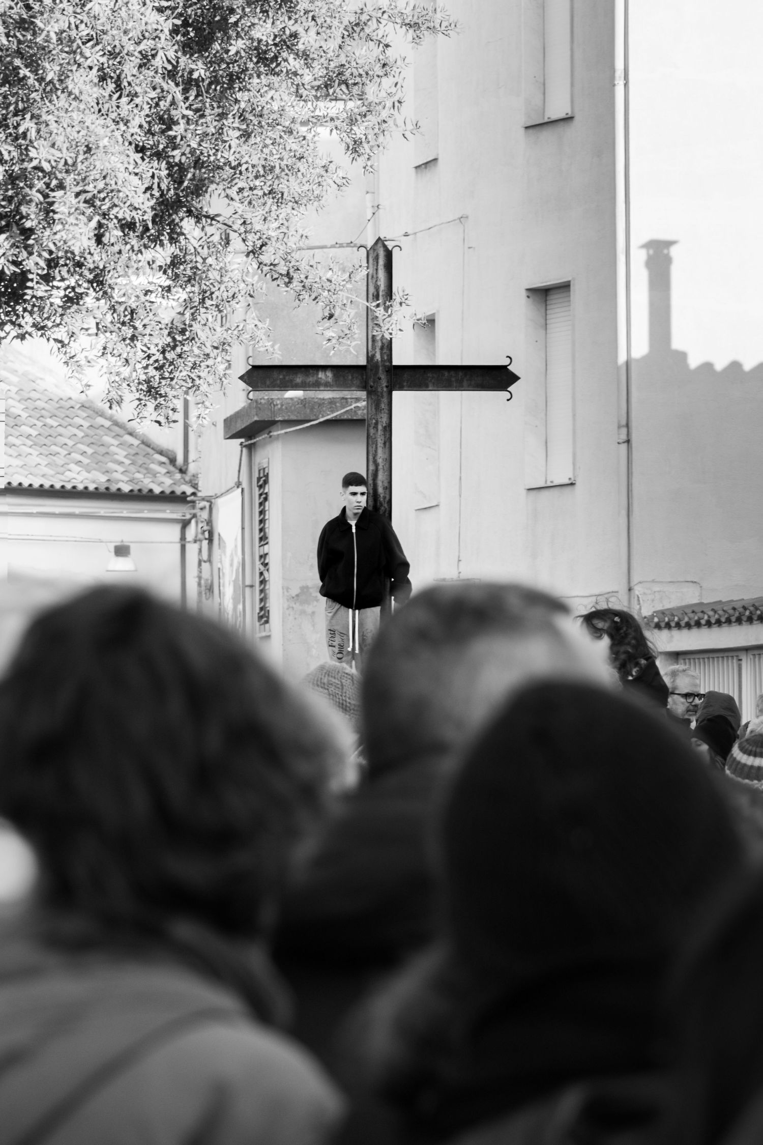 Mamoida Sant'Antoni de su ohi - giovane ragazzo appoggiato alla croce