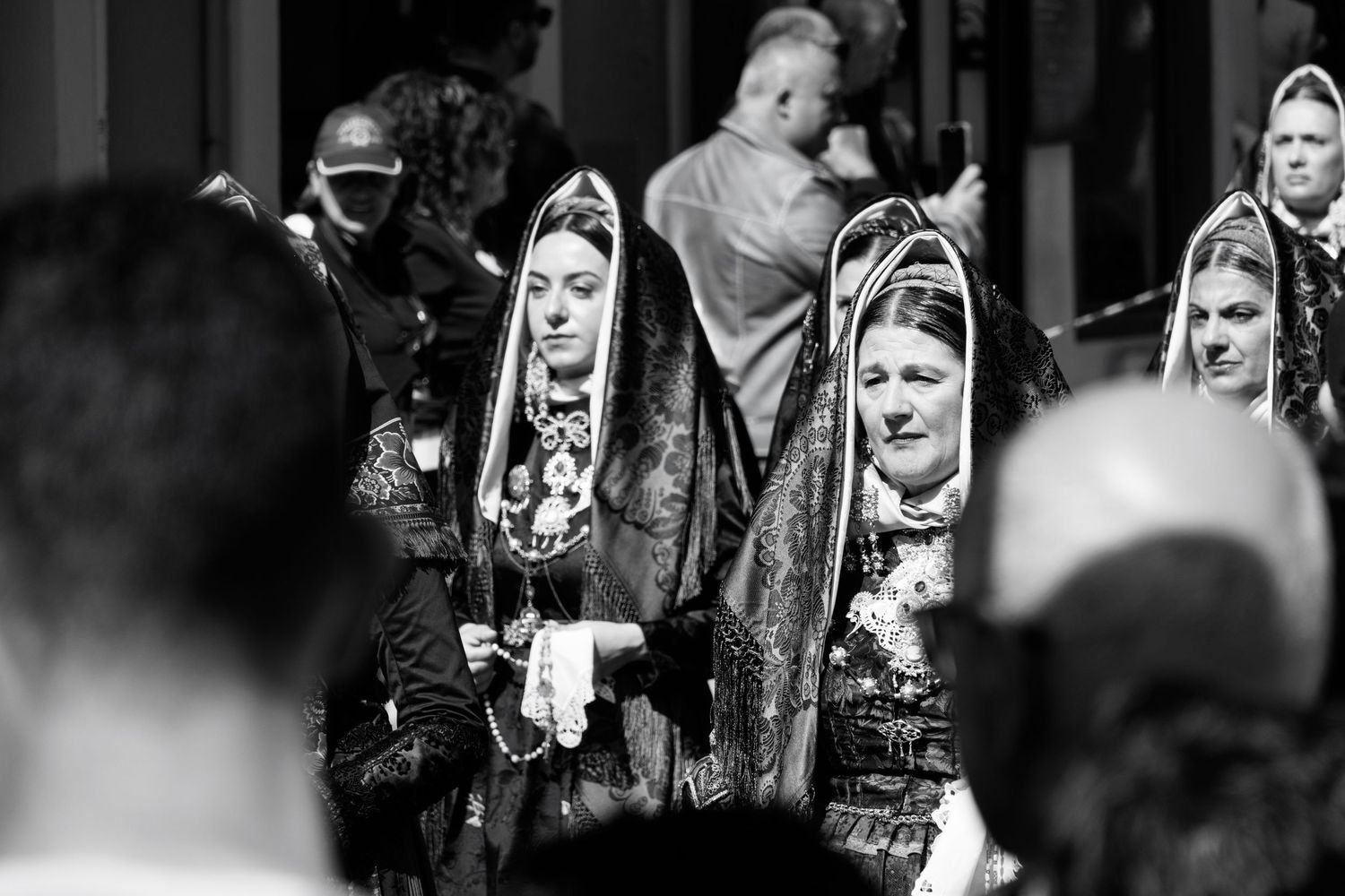Ritratto di donne in abito tradizionale sardo durante la festa di Sant'Efisio Cagliari