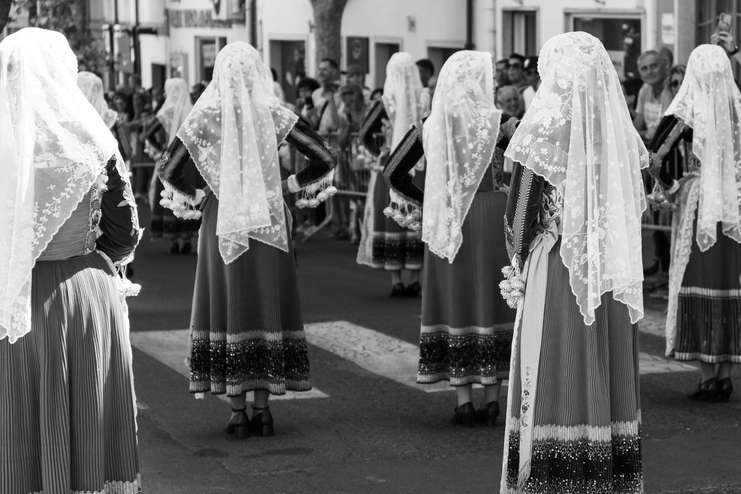 Donne in abito tradizionale sardo di spalle, dettaglio fazzoletti e ricami, sfilata del Redentore - MEvisual