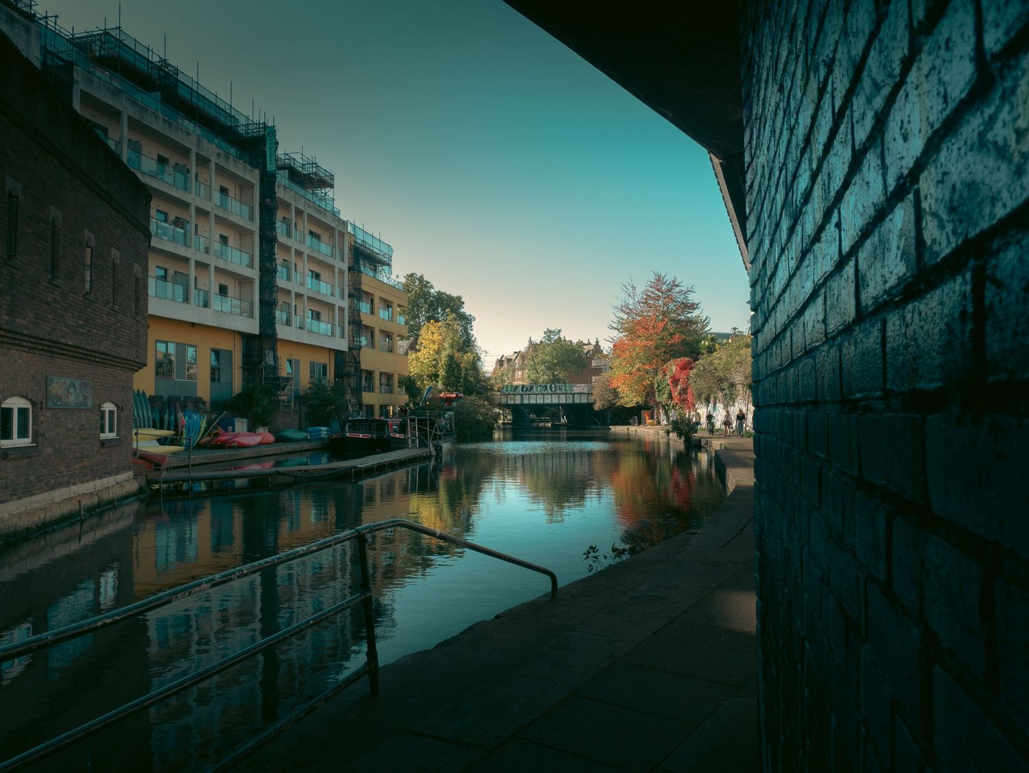 Canale a London Paddington con alberi autunnali e riflessi. London canal with autumn trees and reflection. MEvisual Marco Eretta