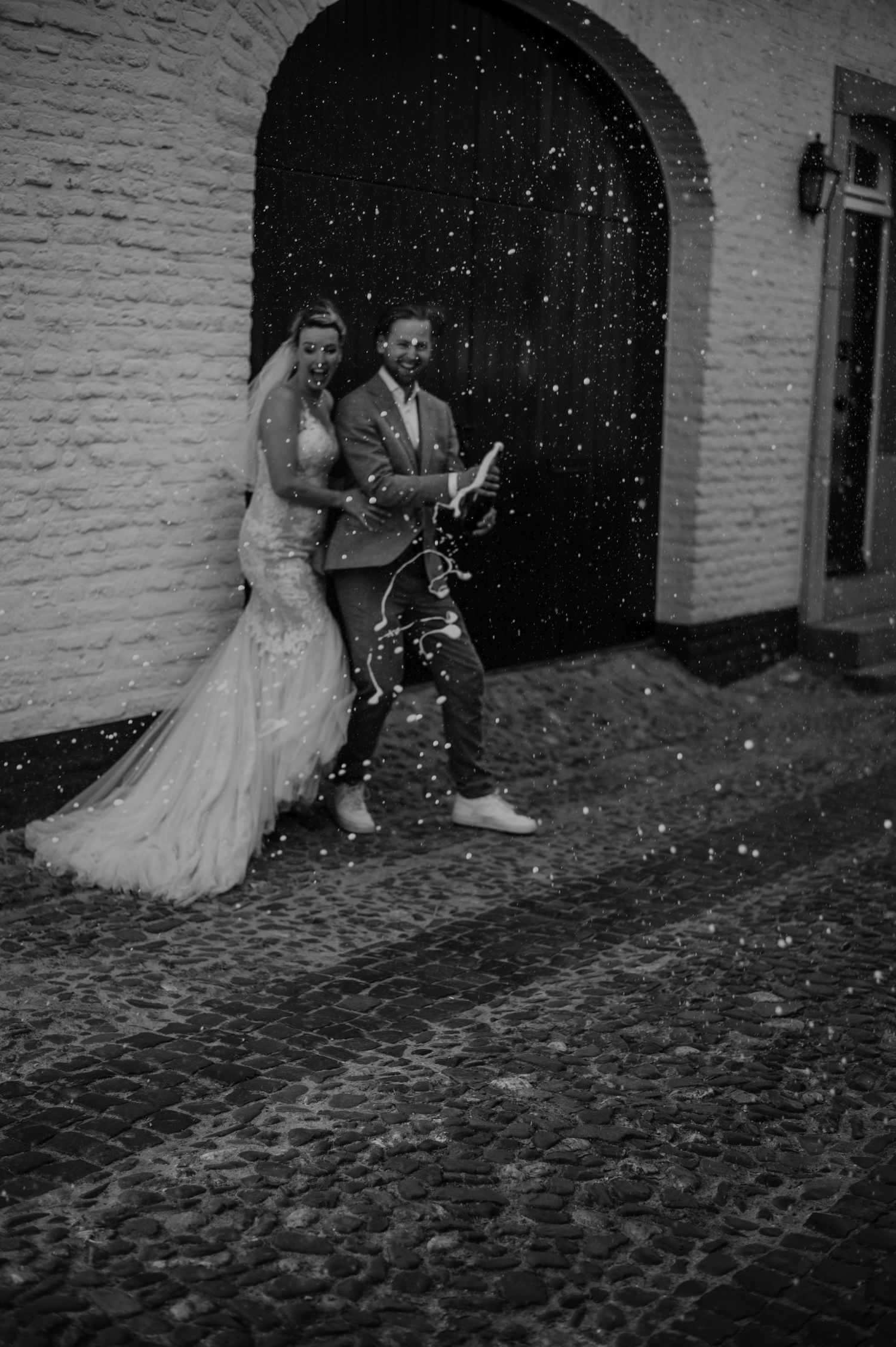 Bruidspaar champagne Marjolein Maes Fotografie Fotograaf Weert