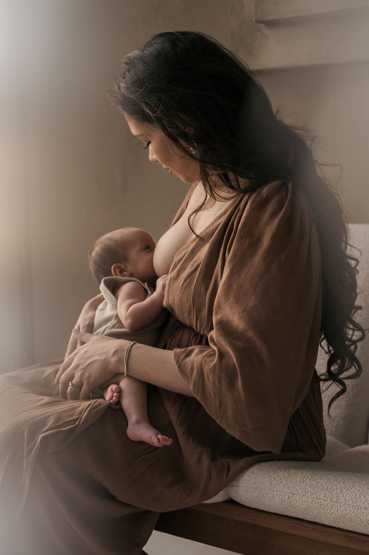 Newborn borstvoeding Marjolein Maes Fotografie