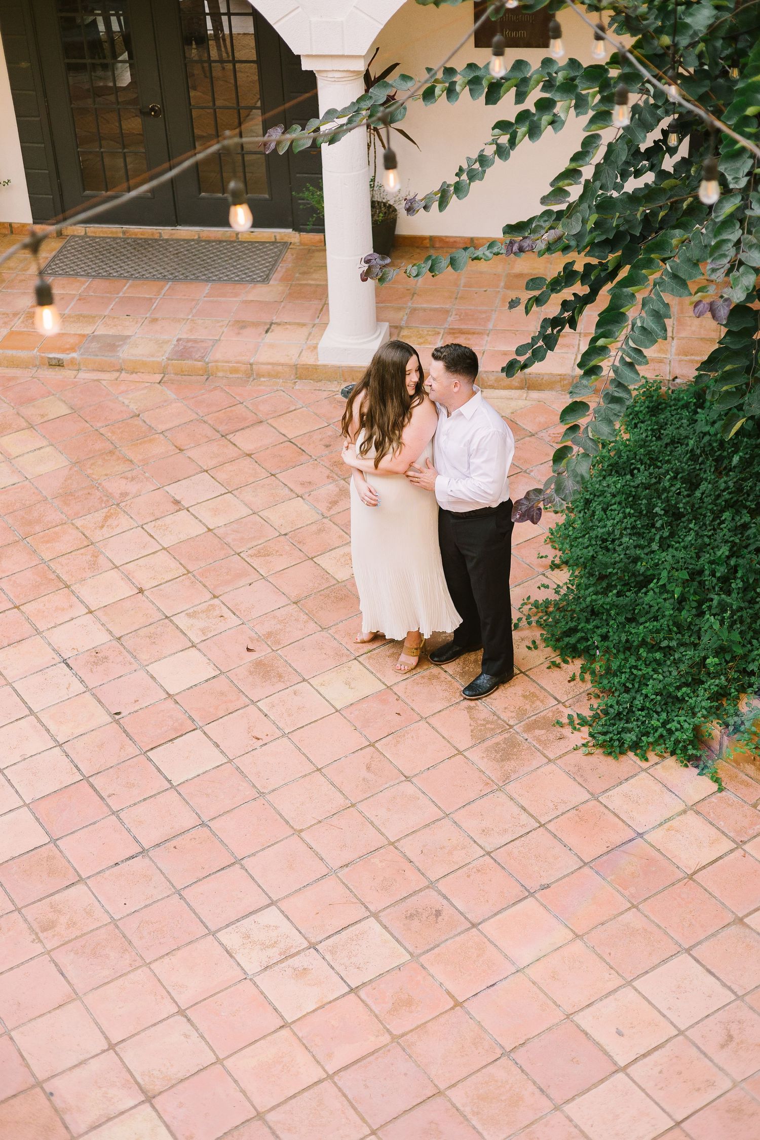 A love-filled couples session set at the Texas Alamo, with its historic charm providing a breathtaking backdrop. The couple’s connection shines through in this photography session, creating elegant and heartfelt images that honor both their relationship and the spirit of Texas