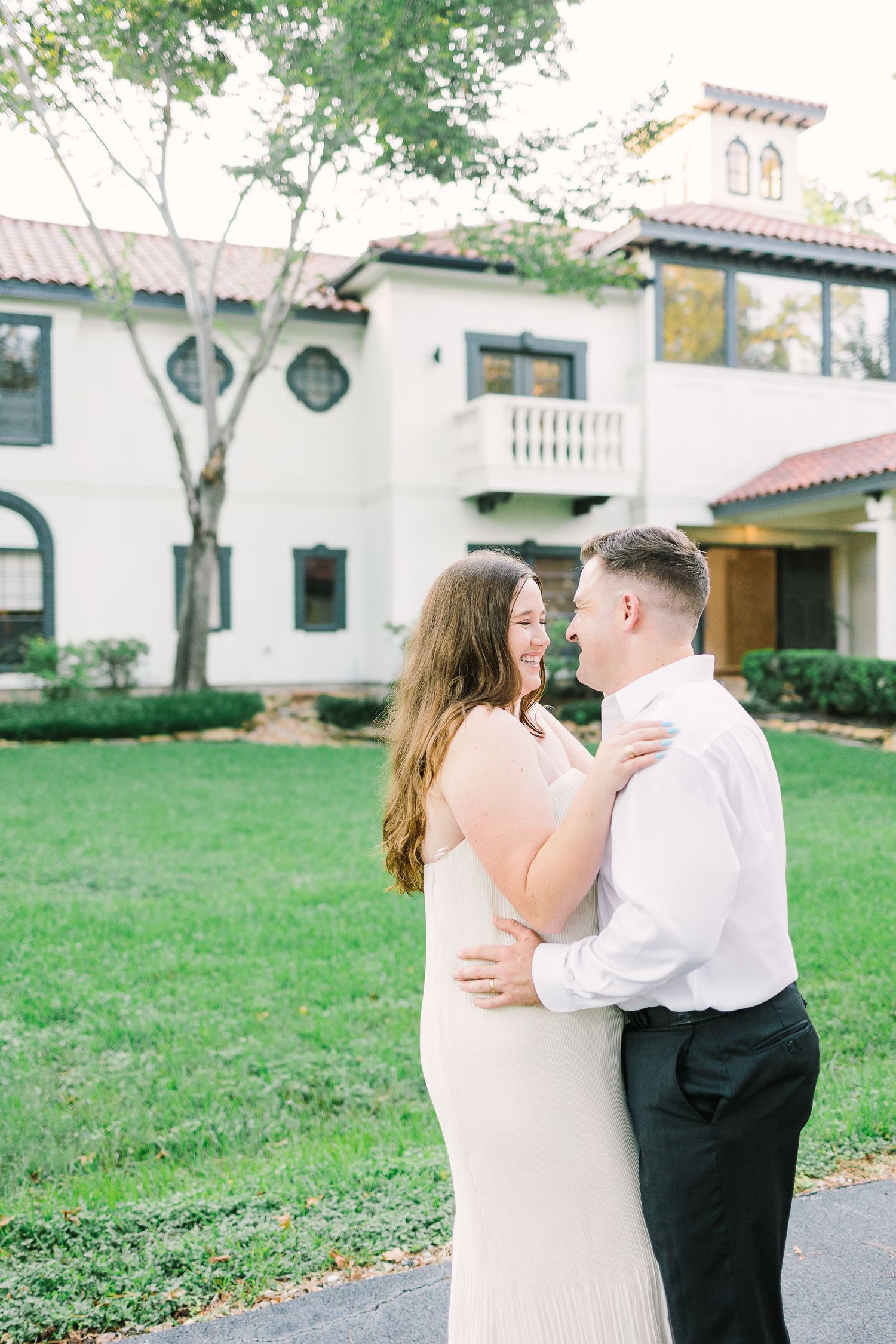 A love-filled couples session set at the Texas Alamo, with its historic charm providing a breathtaking backdrop. The couple’s connection shines through in this photography session, creating elegant and heartfelt images that honor both their relationship and the spirit of Texas
