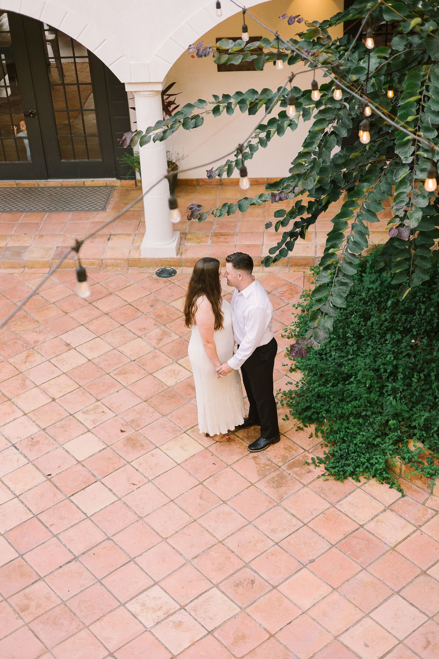 A love-filled couples session set at the Texas Alamo, with its historic charm providing a breathtaking backdrop. The couple’s connection shines through in this photography session, creating elegant and heartfelt images that honor both their relationship and the spirit of Texas