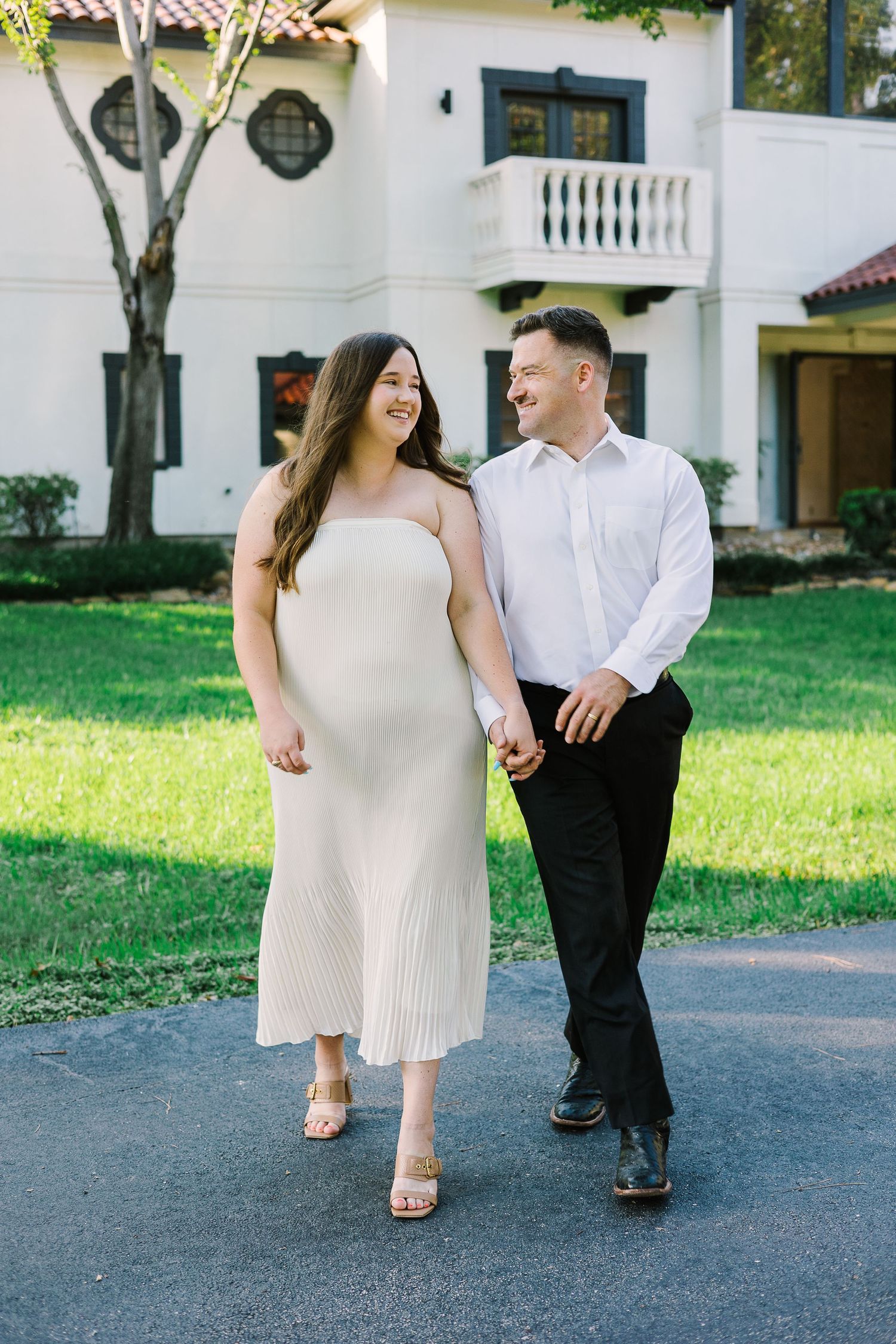 A romantic couples session at the historic Texas Alamo, capturing the love and connection between the couple against this iconic backdrop. This session beautifully blends the couple’s affection with the rich history of the Alamo, creating timeless images that celebrate both their love and Texas heritage.