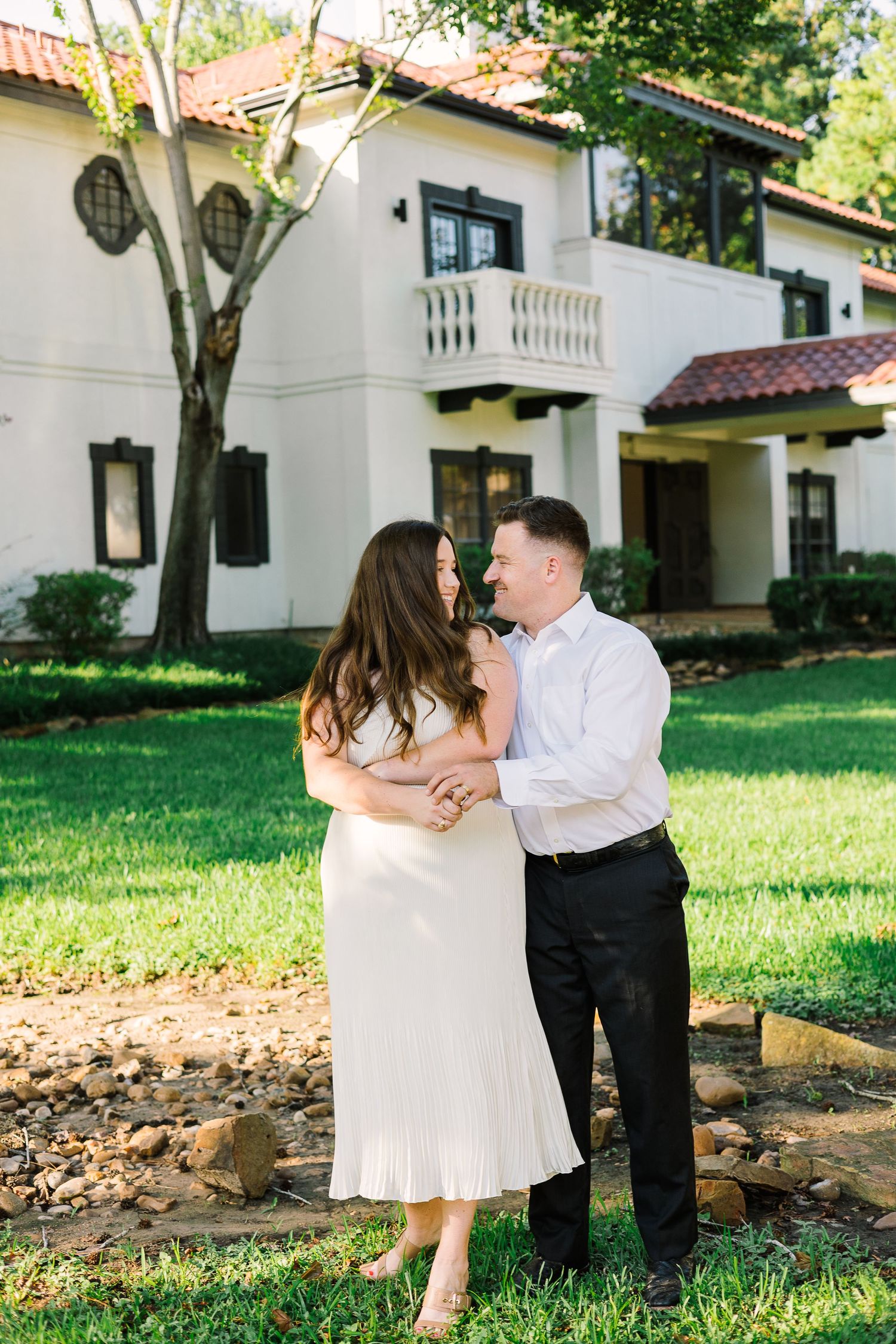 A love-filled couples session set at the Texas Alamo, with its historic charm providing a breathtaking backdrop. The couple’s connection shines through in this photography session, creating elegant and heartfelt images that honor both their relationship and the spirit of Texas