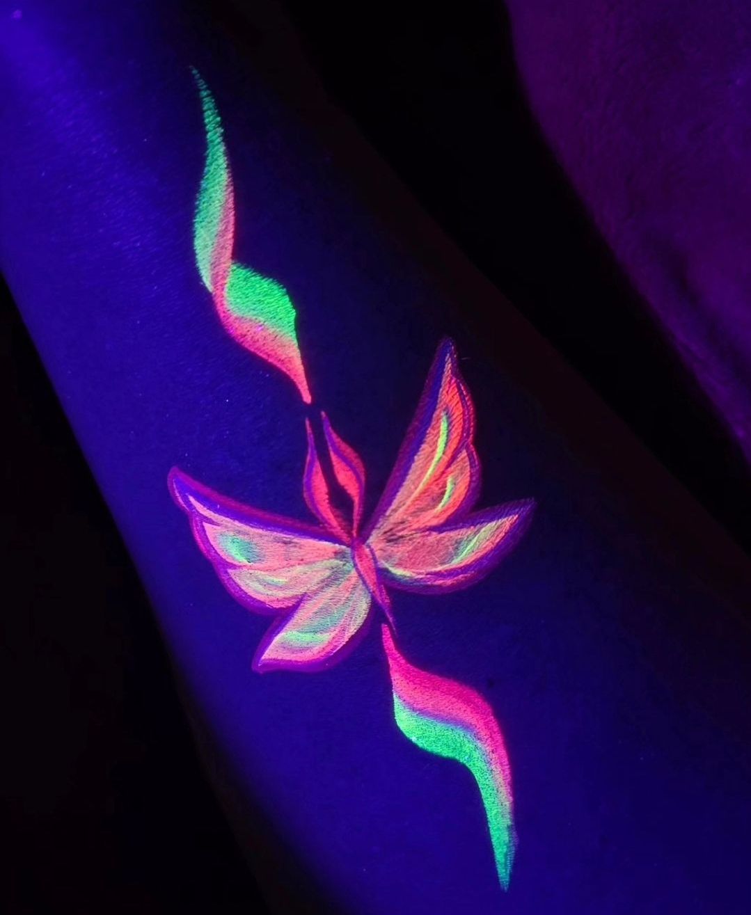 UV Face & Body Paint
Adult Festivals & Parties.
High Quality, Professional Grade Makeup, Face Paint & Glitt